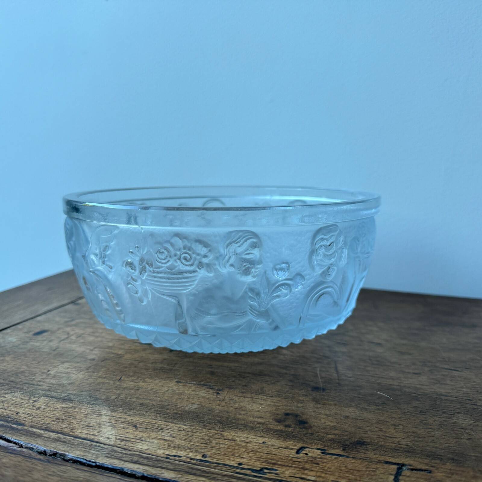 Art Deco bowl, 1930, in pressed molded glass, decorated with a woman and fruit