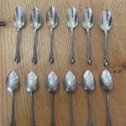 12 cuillères à moka en métal argenté