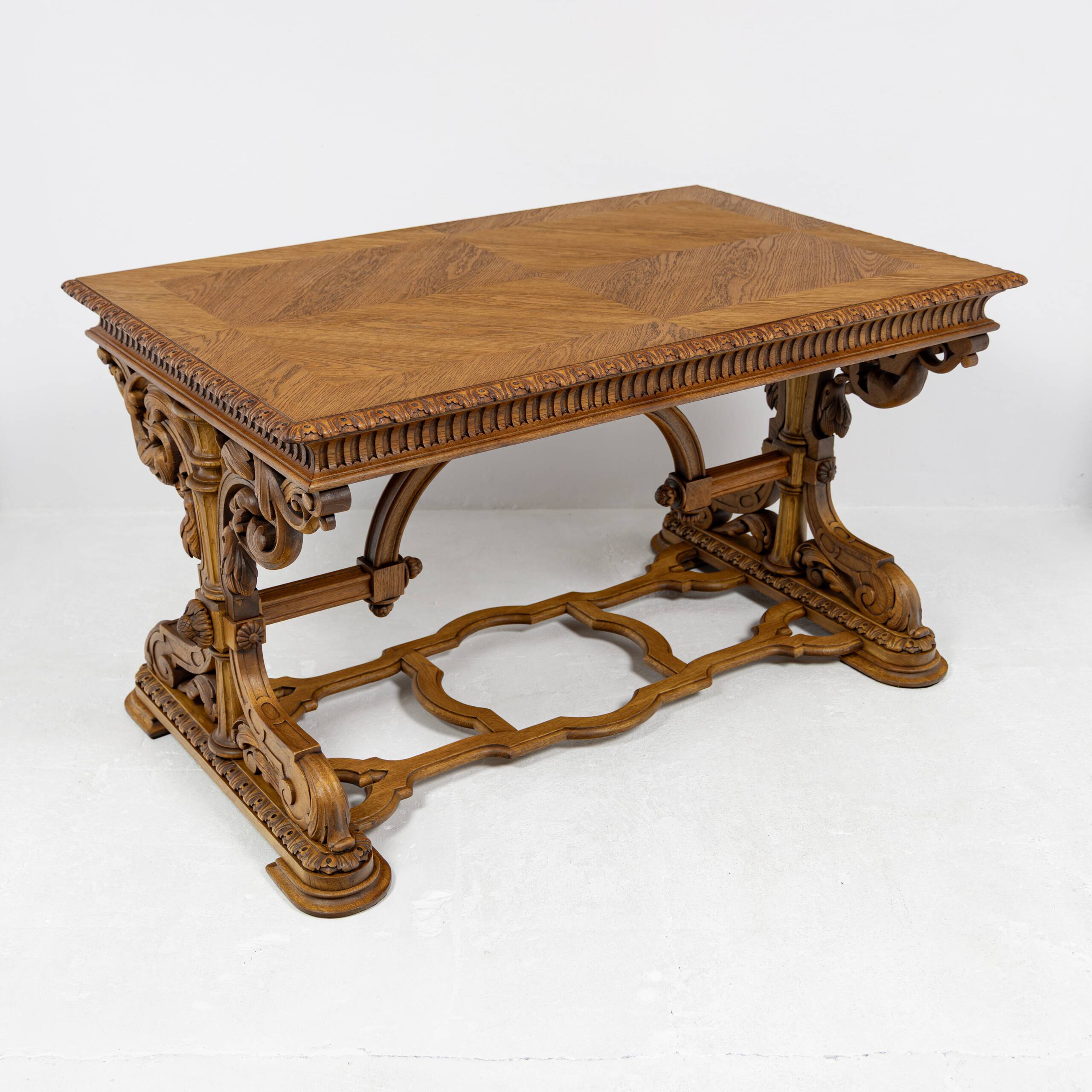 Table de bureau Néorenaissance en chêne 1880-1900
