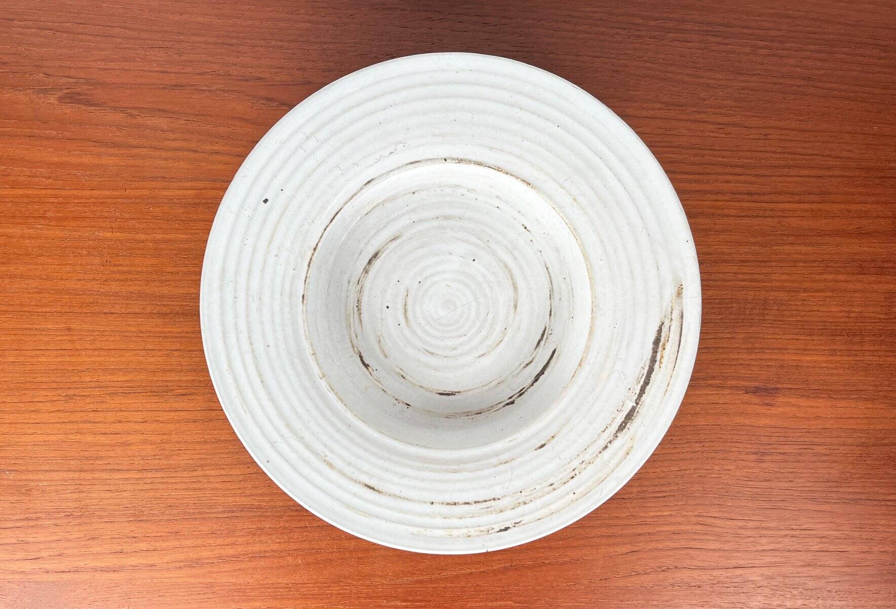 Mid-century modern minimalist studio pottery bowl from Pottestuen Keramik Frederikshavn, 1960s.