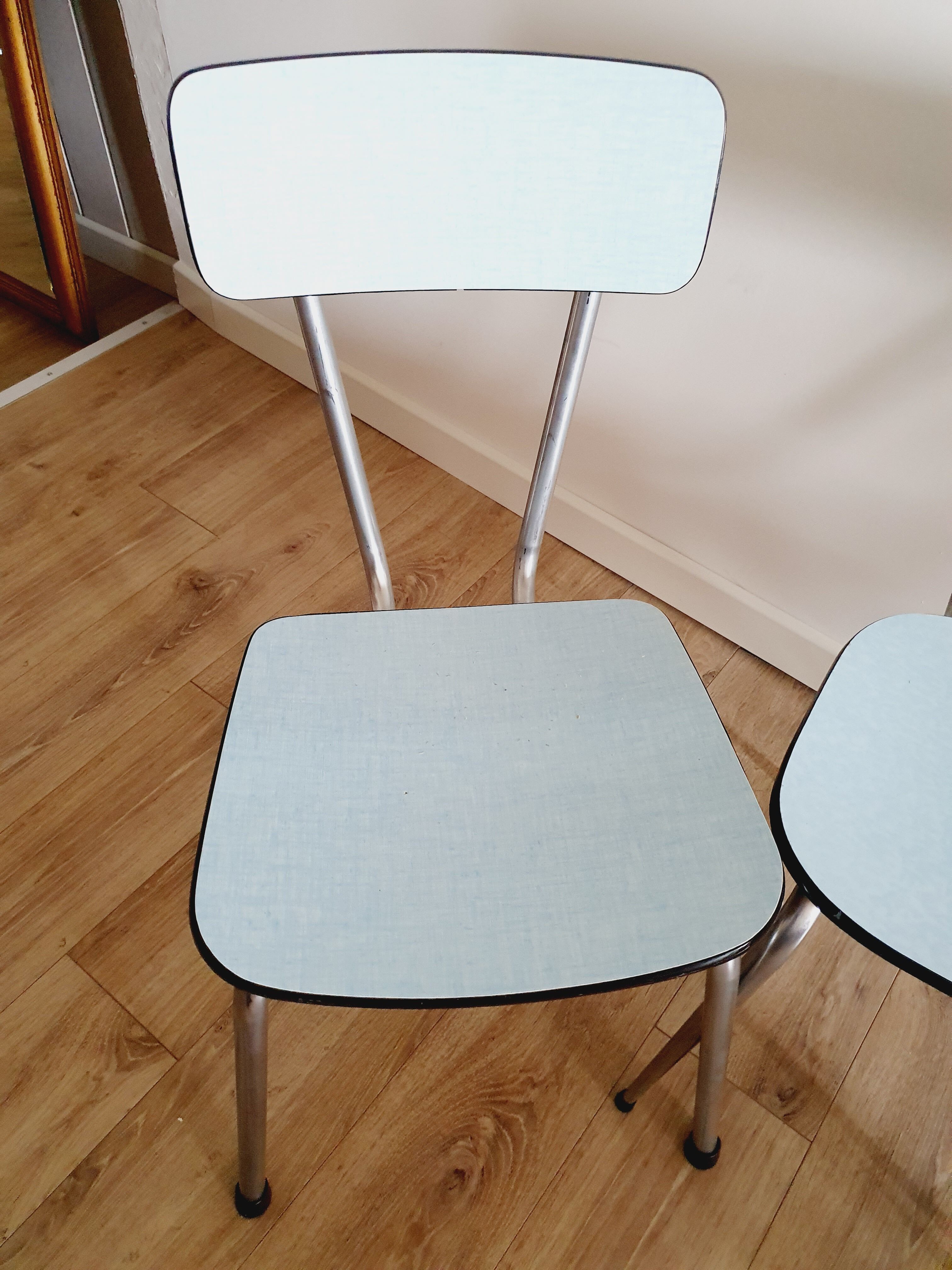 Table et 4 chaises en formica bleu