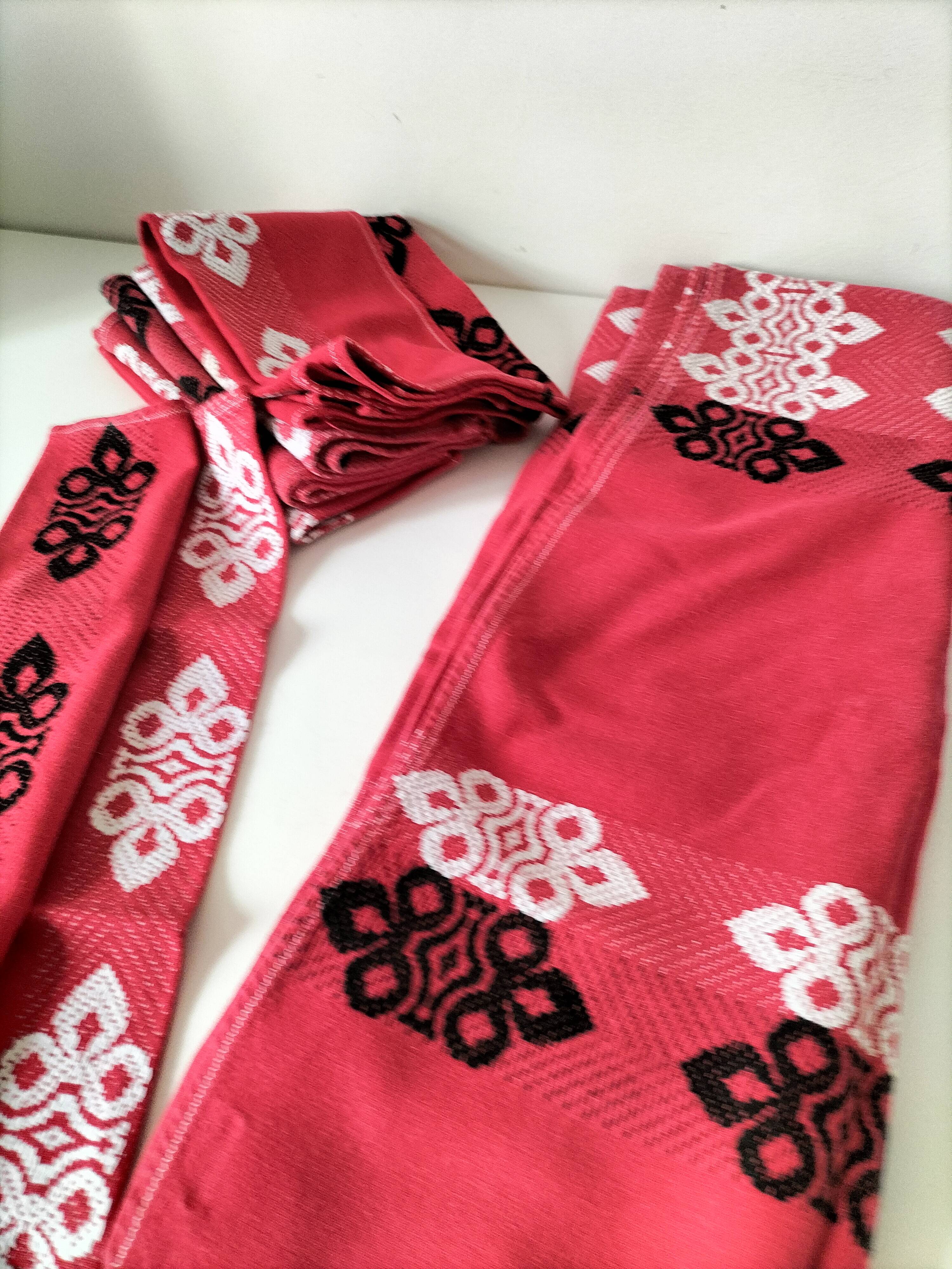 Vintage graphic red tablecloth and 8 matching napkins.