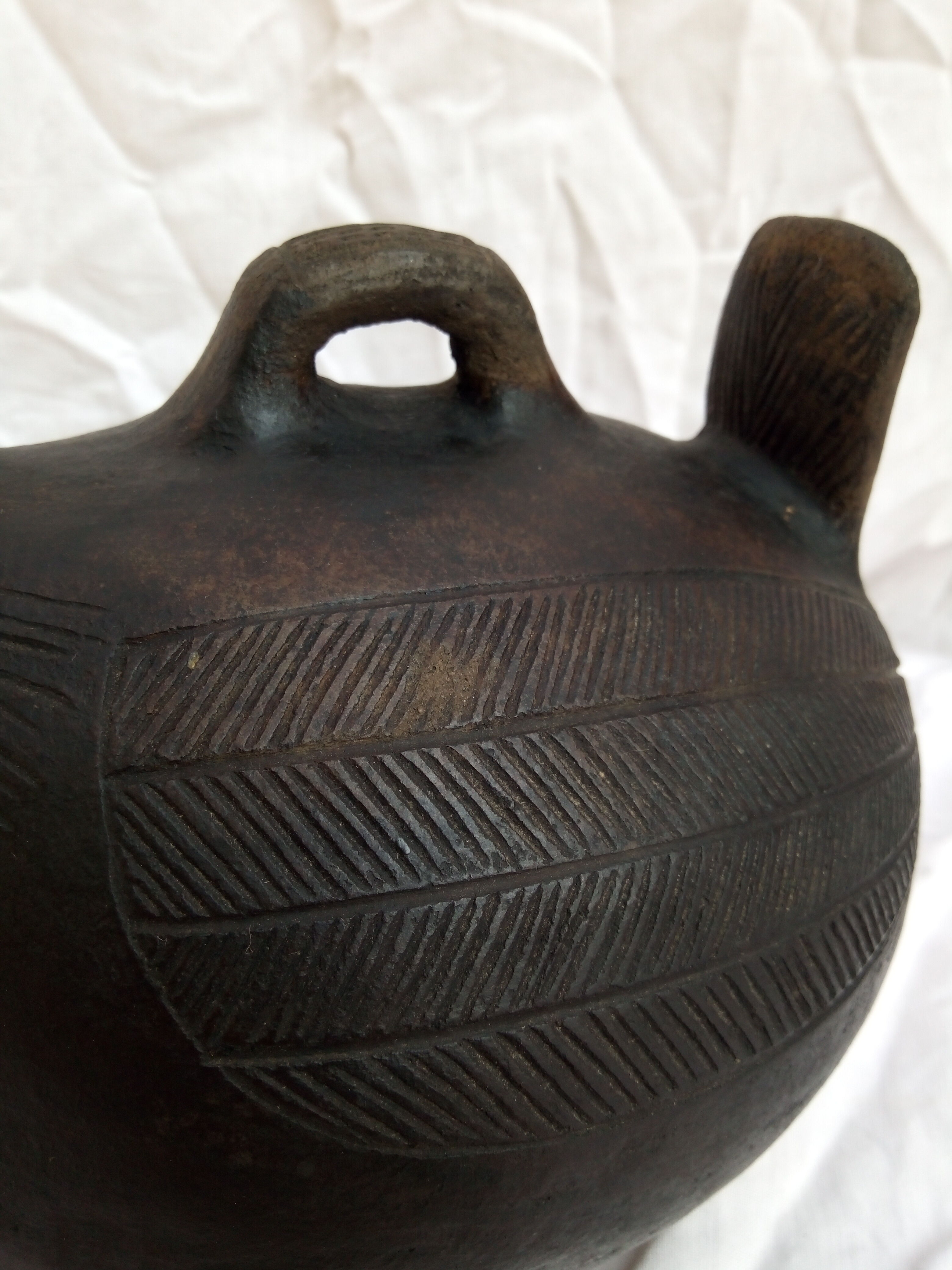 Pourer, terracotta teapot. Hen.