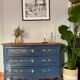 Commode vintage restaurée – peinture Annie Sloan Oxford Navy & cire cl
