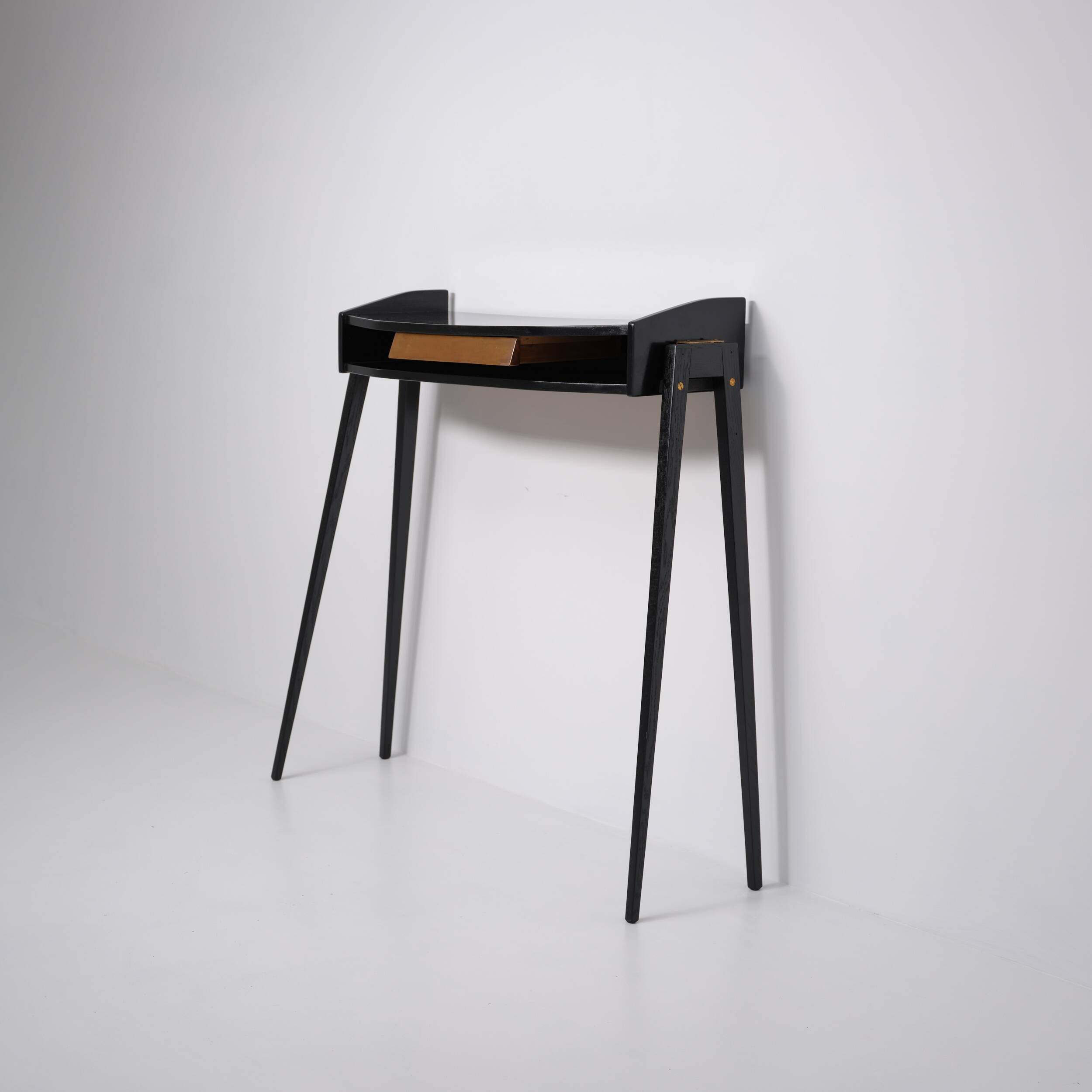 Console italienne en bois laqué noir des années 1950 avec façade de tiroir en laiton