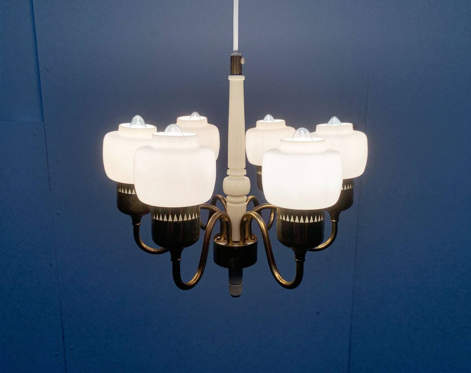 Swedish chandelier T526 from the mid-century by Hans-Agne Jakobsson for Hans-Agne Jakobsson AB.