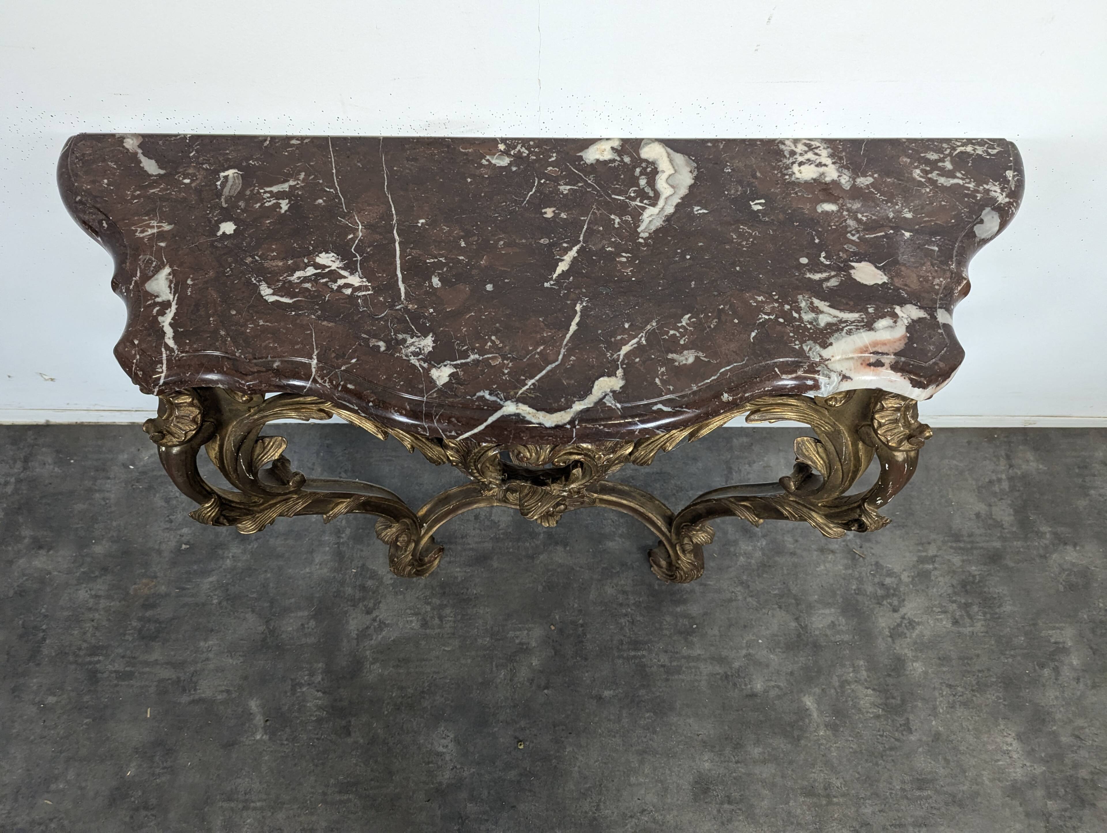 Console Louis XV en bois doré sculpté dessus marbre rouge