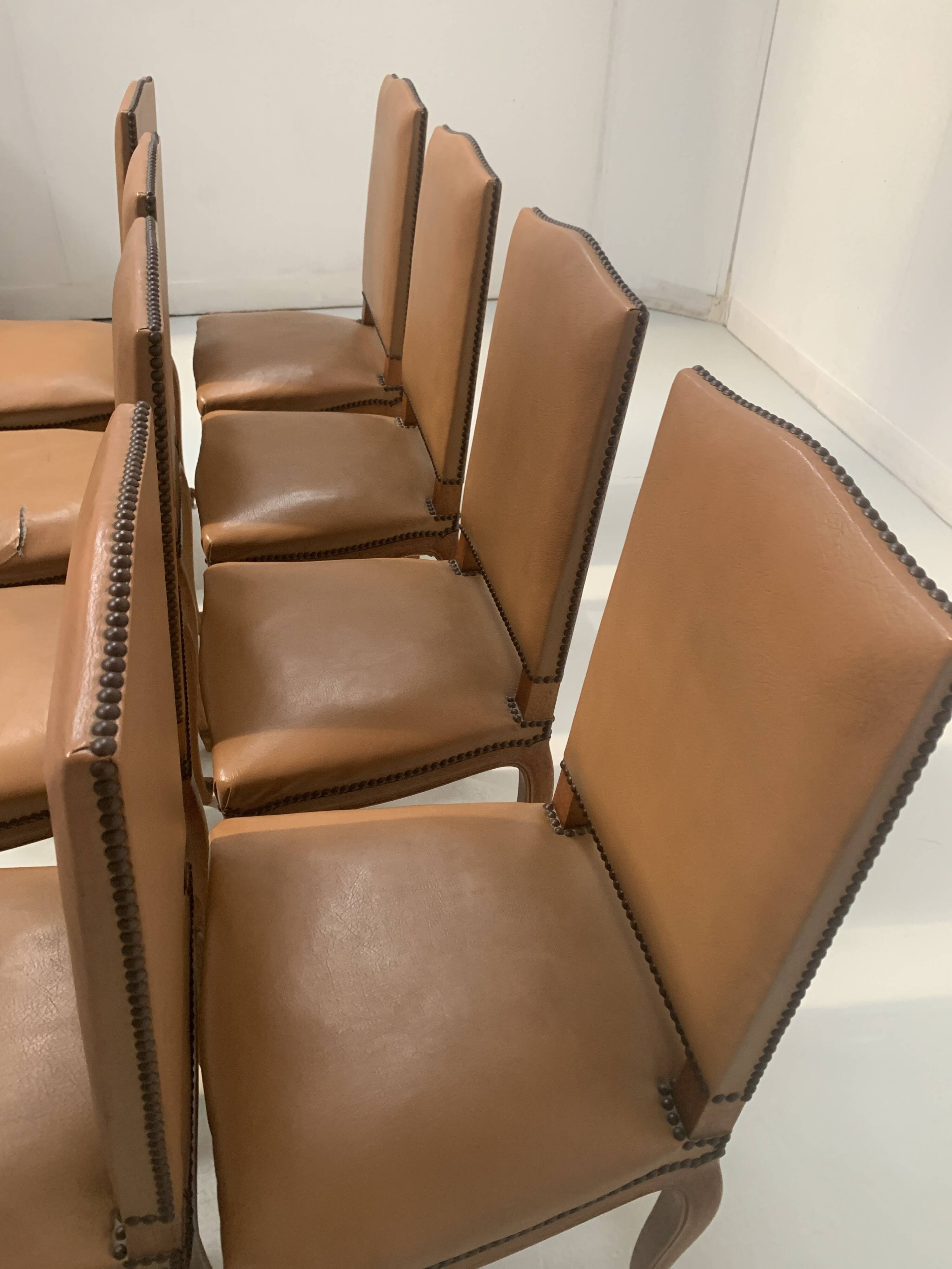 Suite de huit chaises de style Régence en chene massif XX siècle