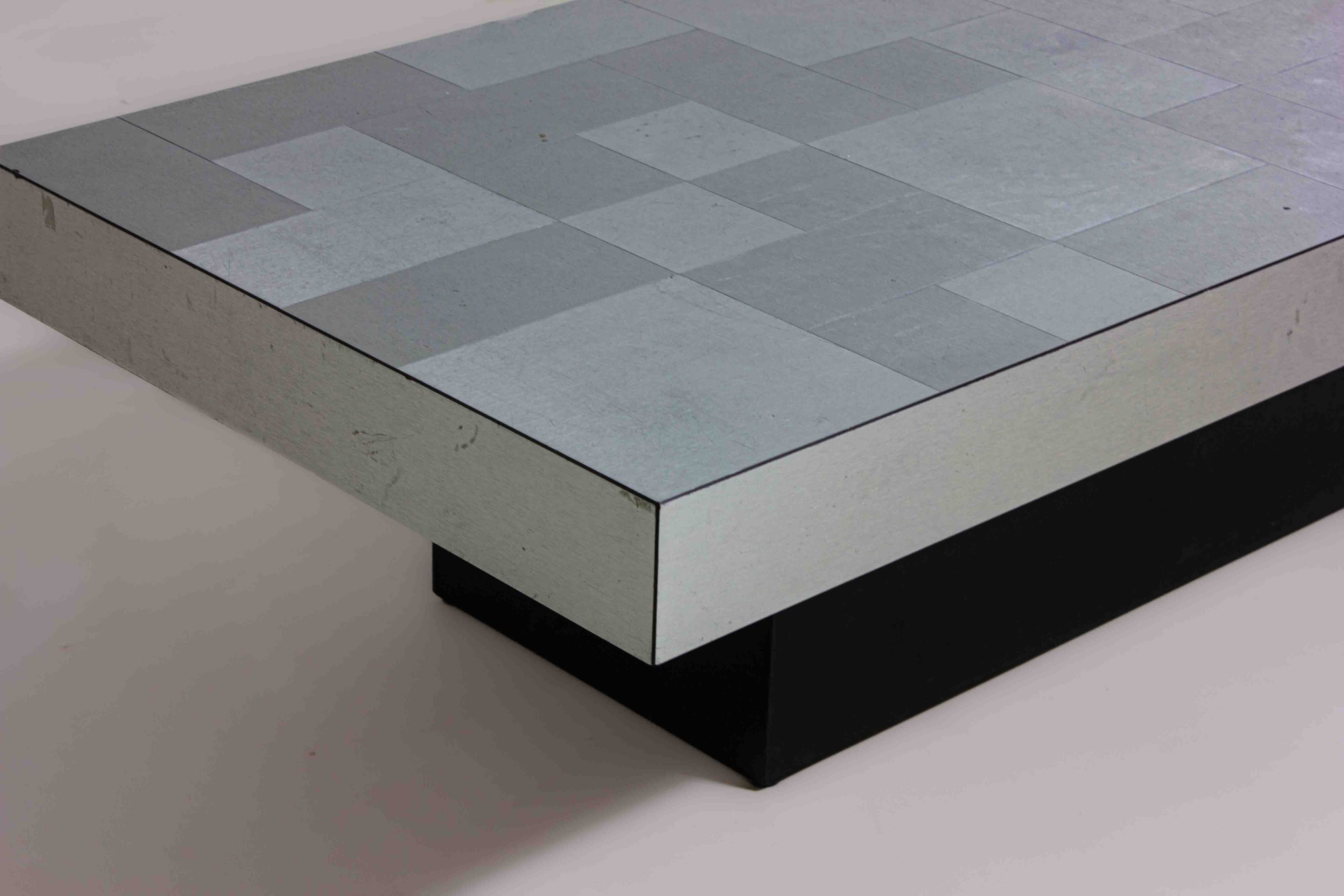 Table basse géométrique avec surface en métal brossé (années 1970)