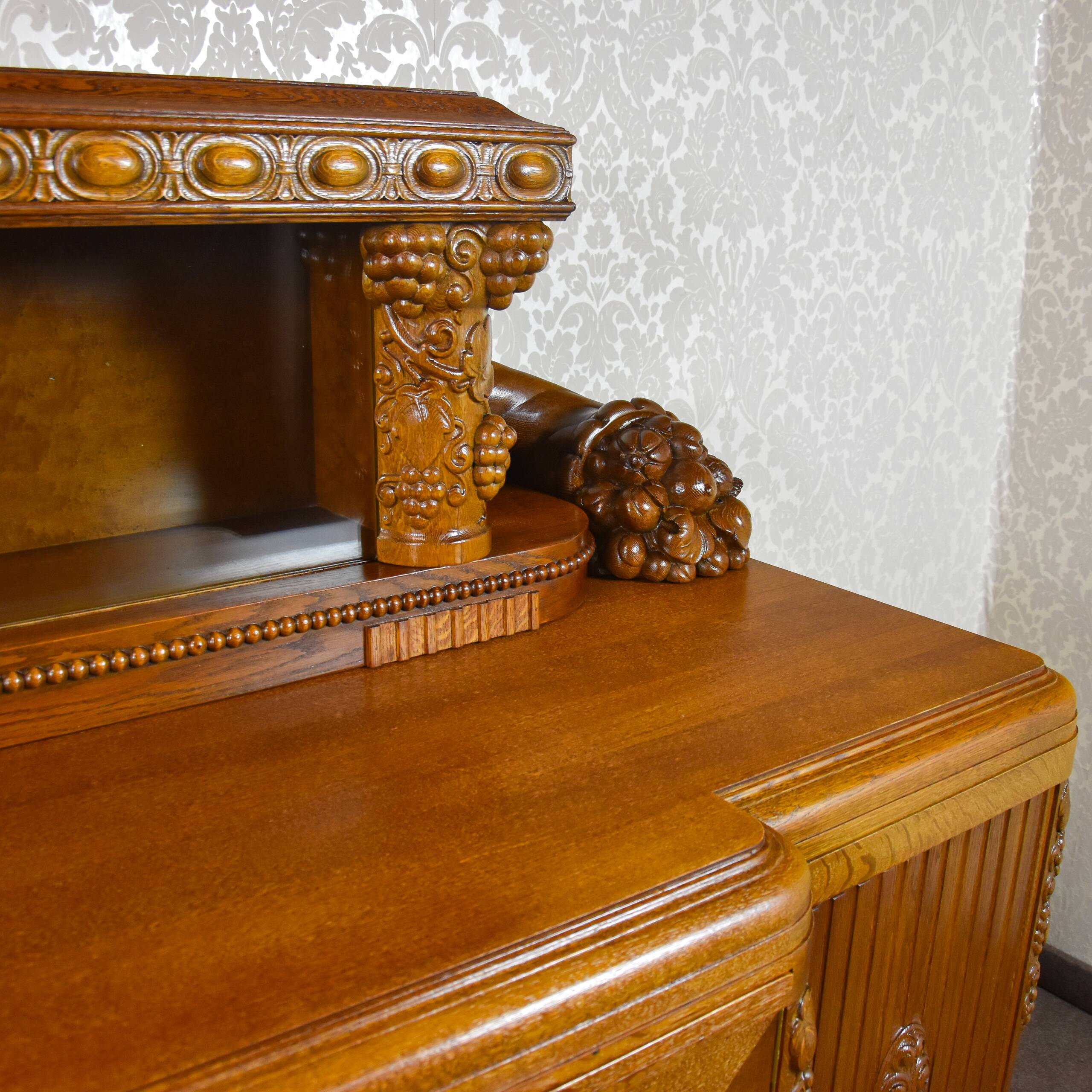 Large two-body oak sideboard 1920-1939