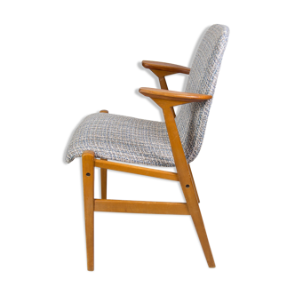 Scandinavian chair with armrests