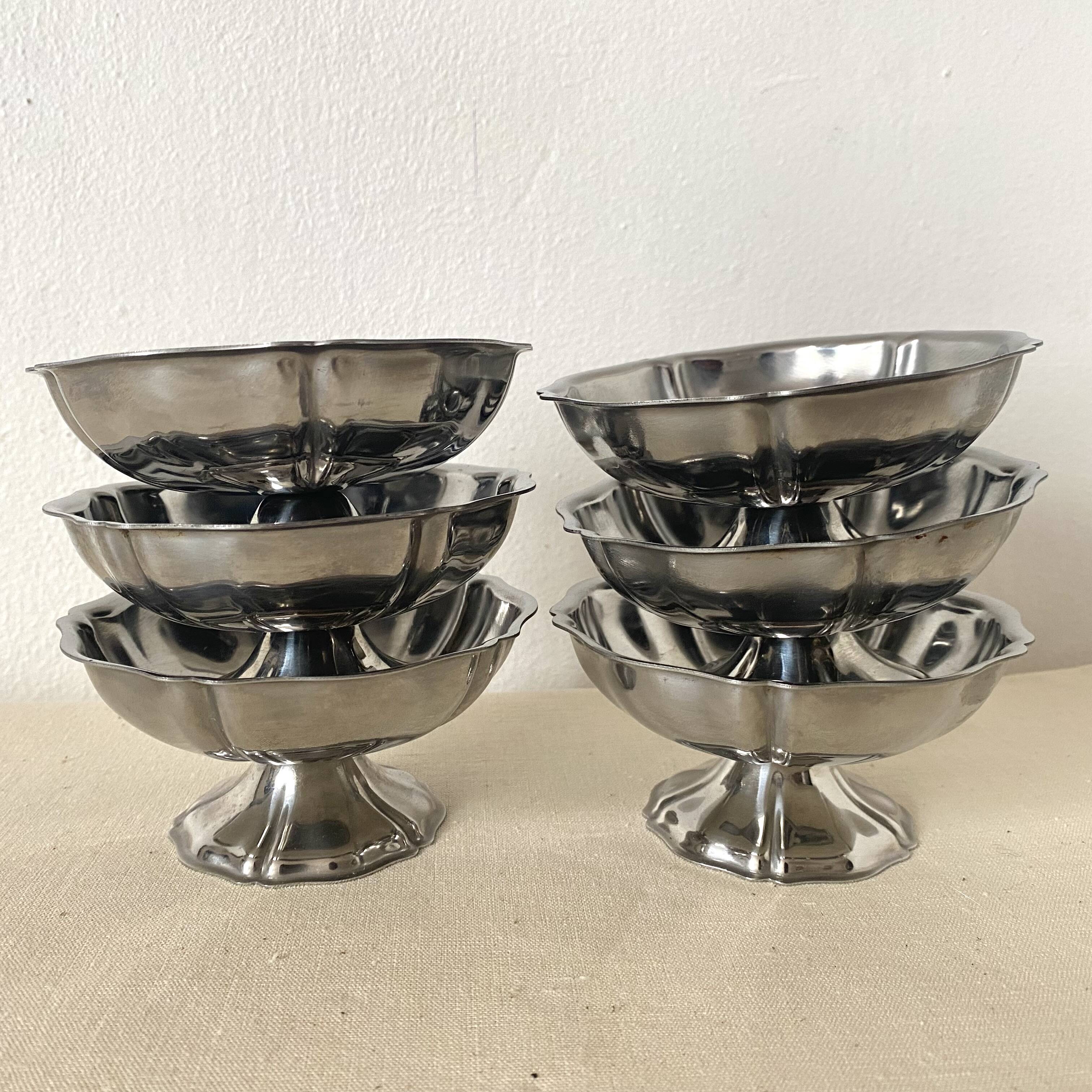 Low stainless steel cups with scalloped edges