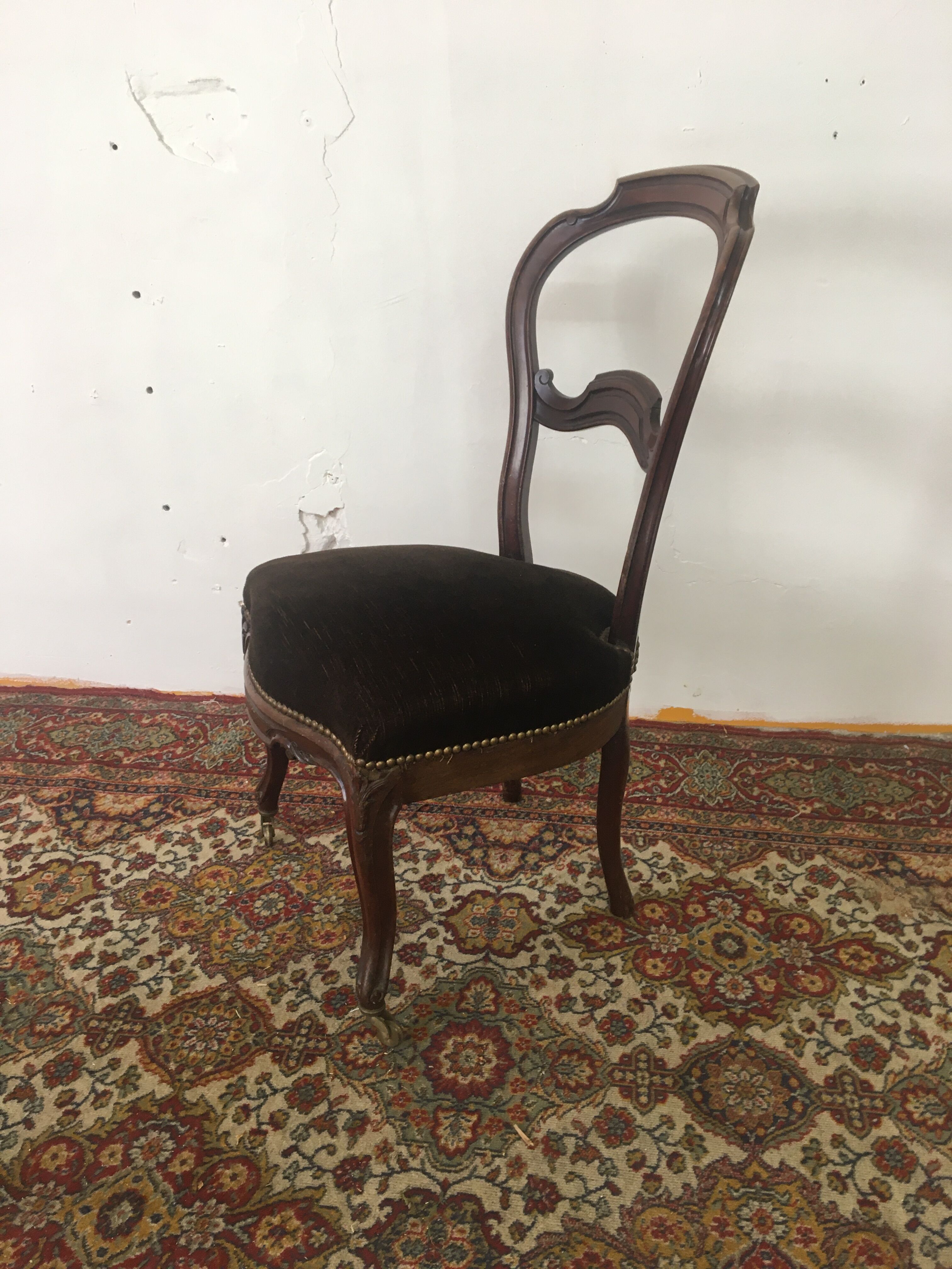 Chaise de style à roulettes