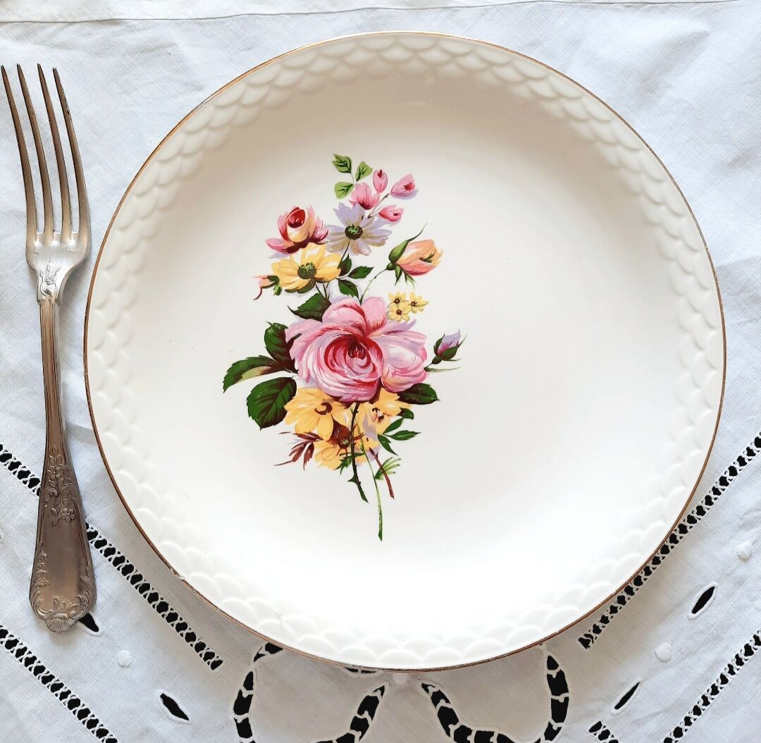 Flat earthenware plates with gilded edges