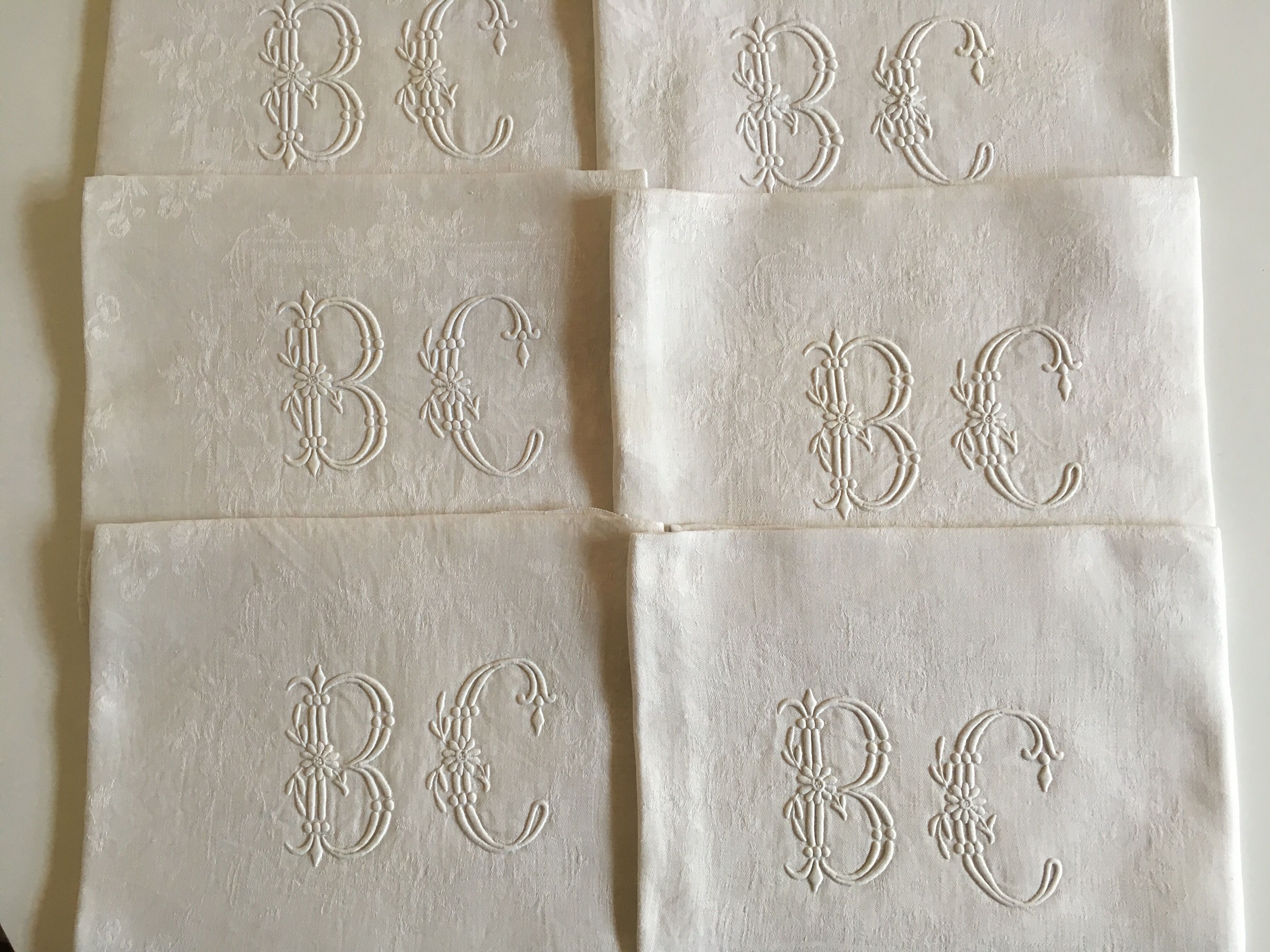 Set de 6 serviettes de lin damassé vers 1900 brodées BC