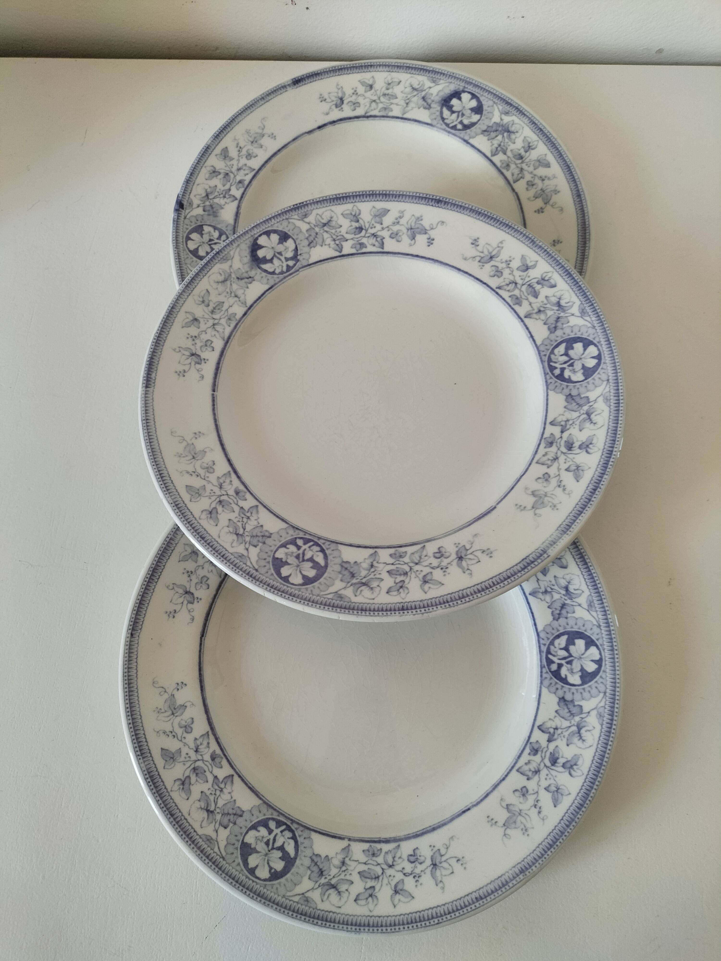 Trio d’assiettes anglaises en faïence fine bleue et blanche, début 20ème