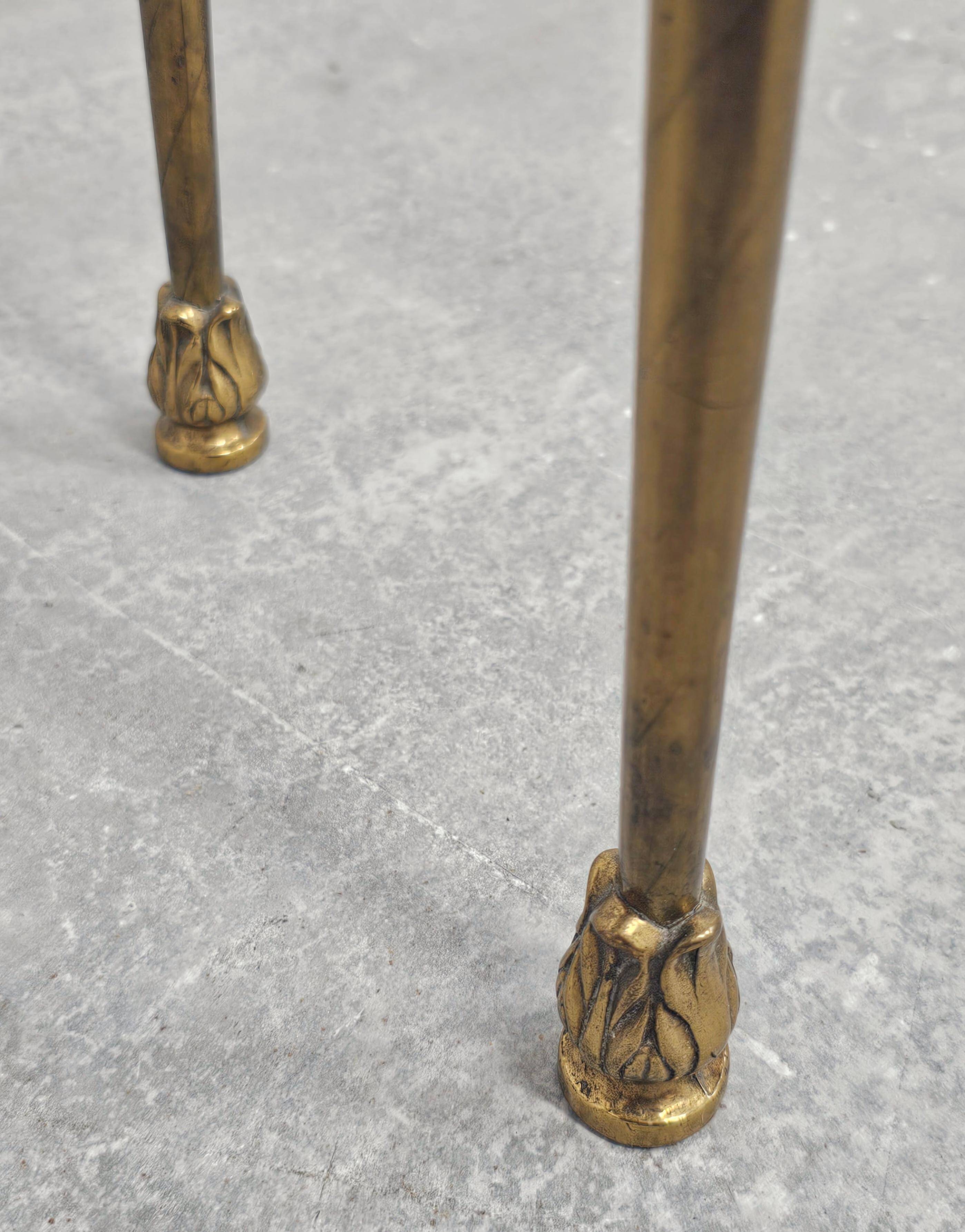 Paire de tables de chevet Hollywood Regency en bronze avec dessus en marbre