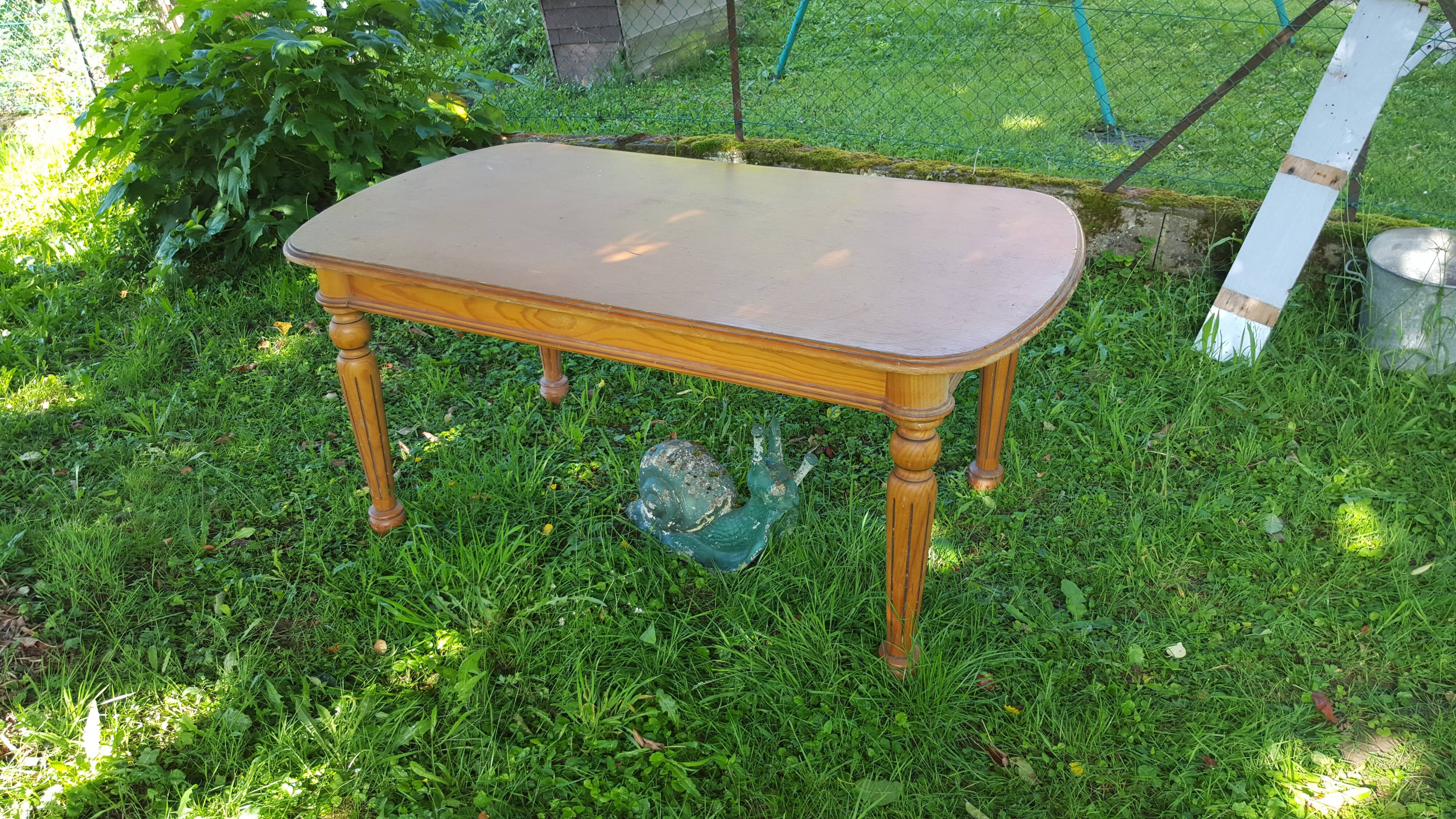 Country table fluted feet and turned