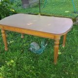 Country table fluted feet and turned