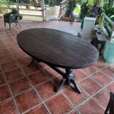 Oval solid wood table