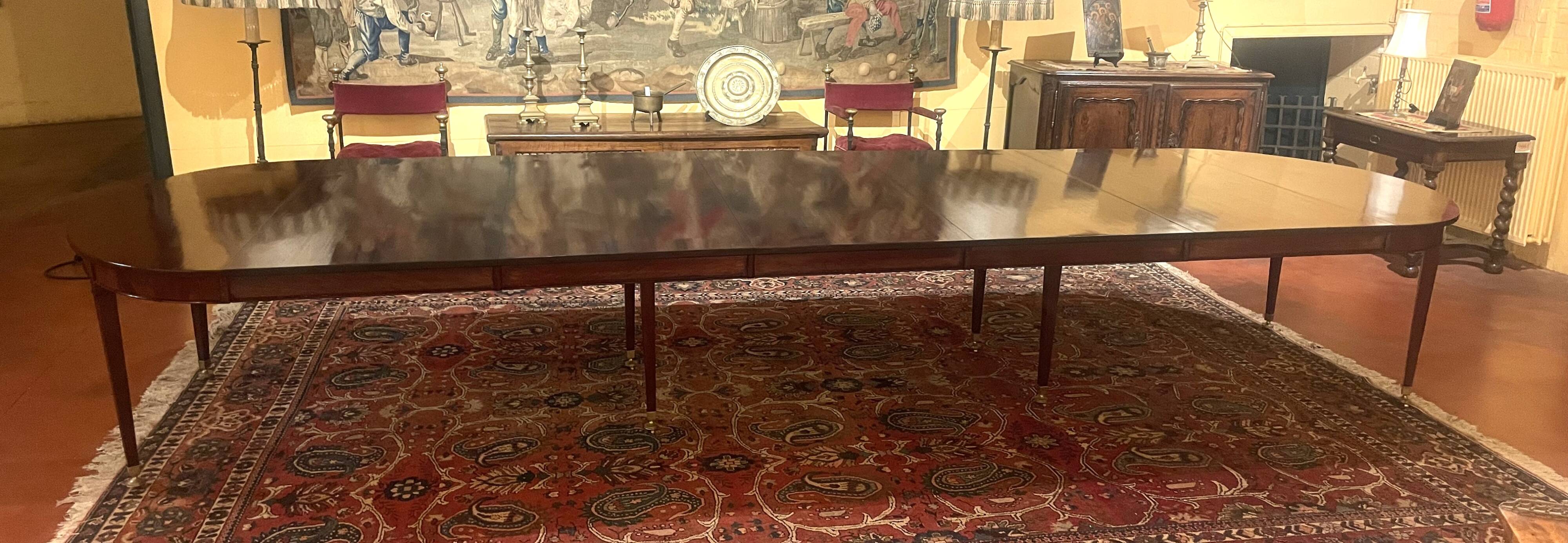 Extensible Louis XVI dining table in period Directoire mahogany.