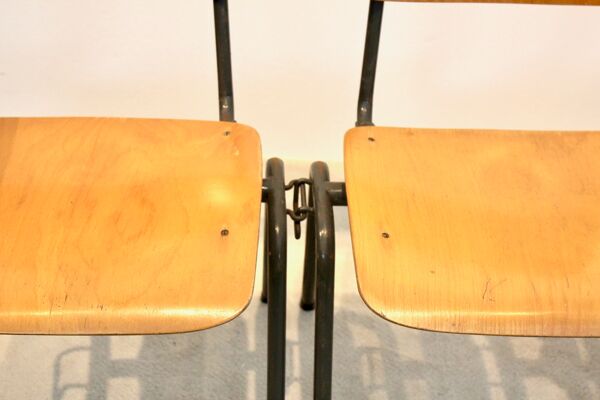 Banc d'école composé de 4 chaises empilables en contreplaqué industriel par Marko Holland