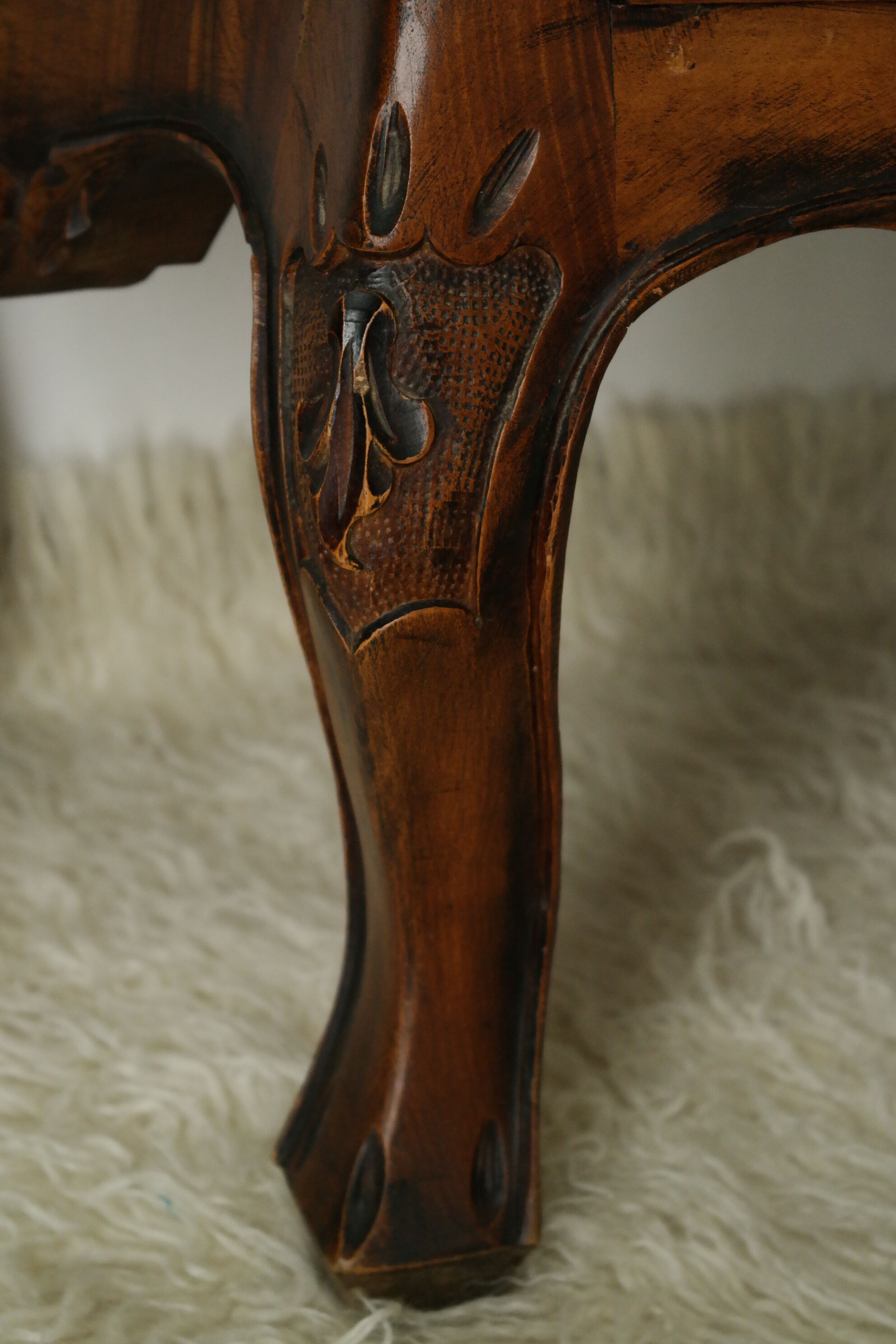 Louis XV style walnut tomb chest of drawers, 20th century