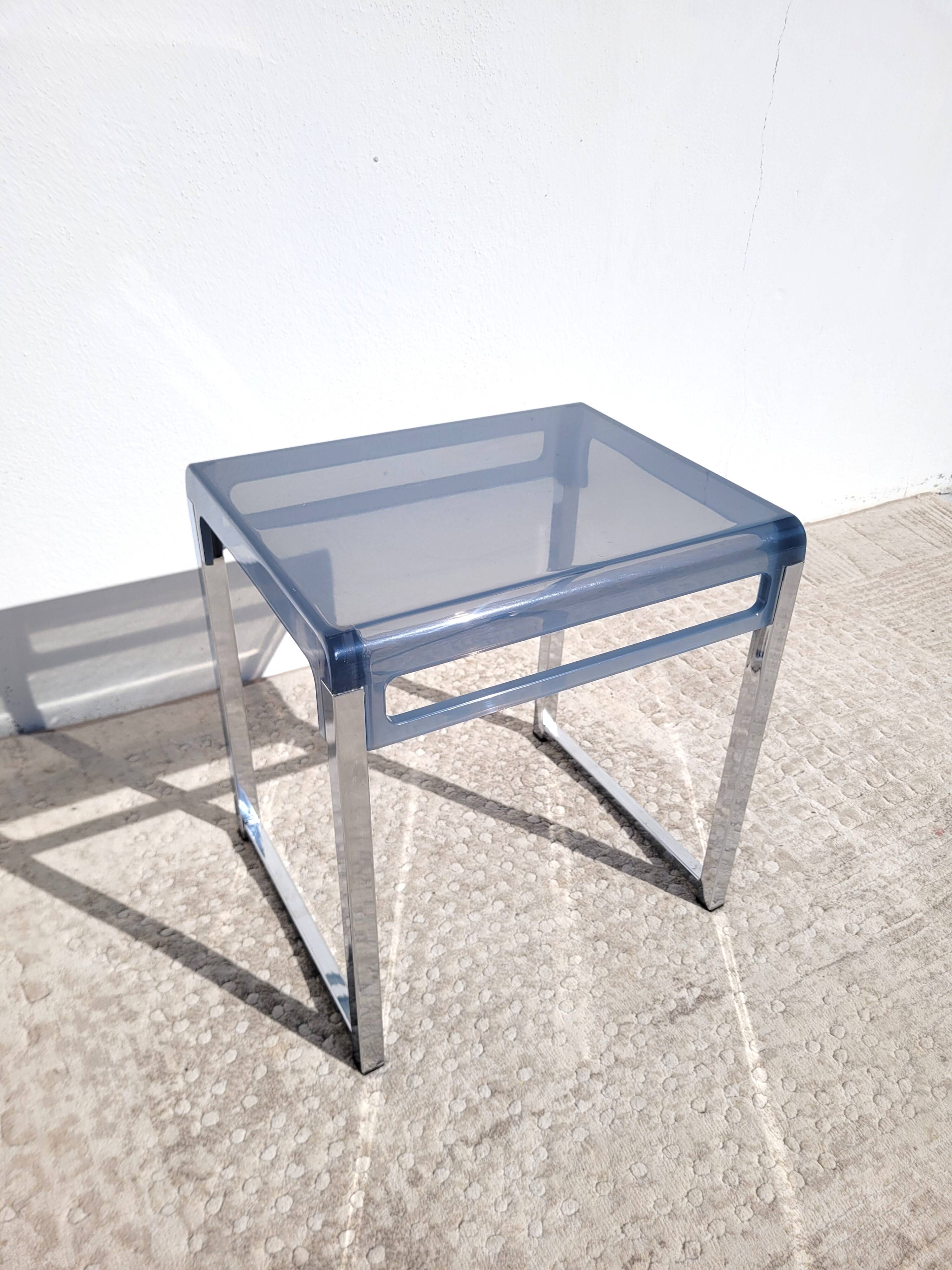 Bout de canapé plexiglas et chrome Space age