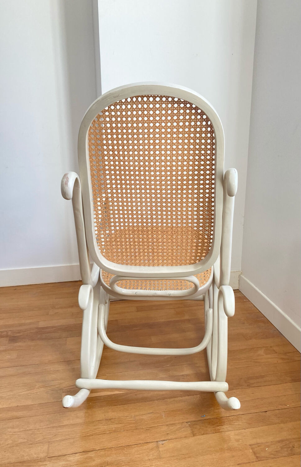 Rocking Chair THONET époque fin XIXe en bois courbé cérusé grège