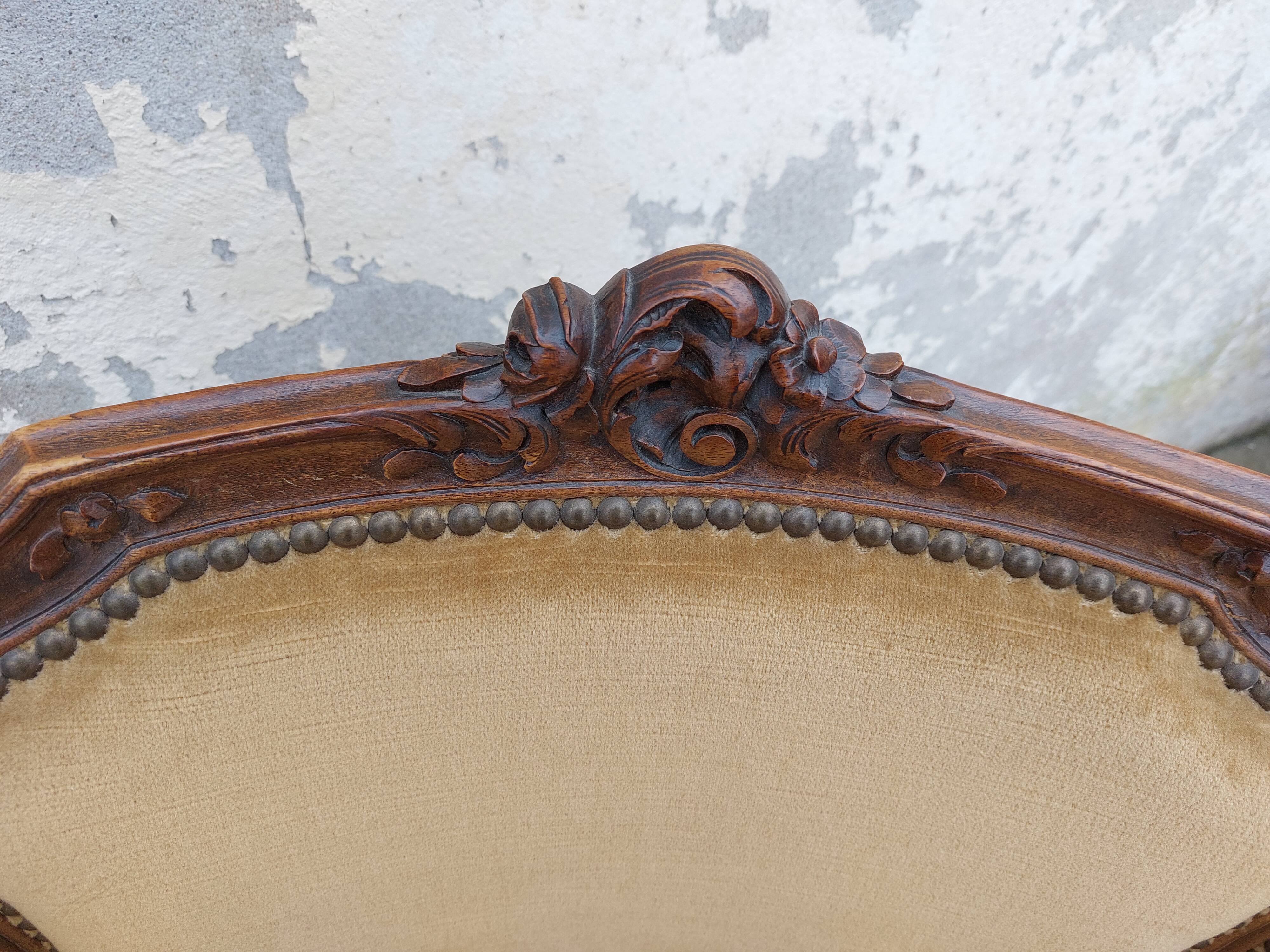 Paire de fauteuils corbeille louis XV en Noyer sculpté