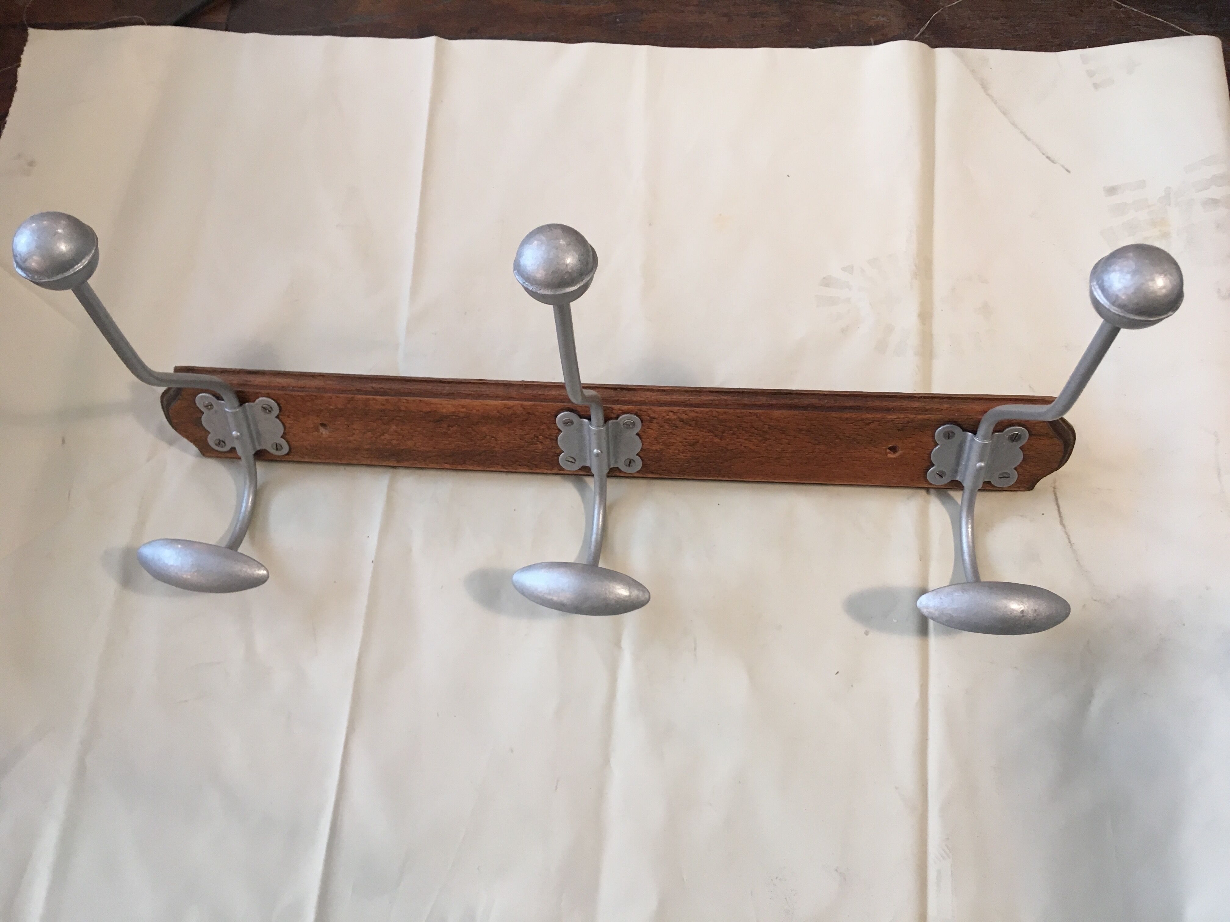 Patère portemanteau en bois et metal usine ou école vintage