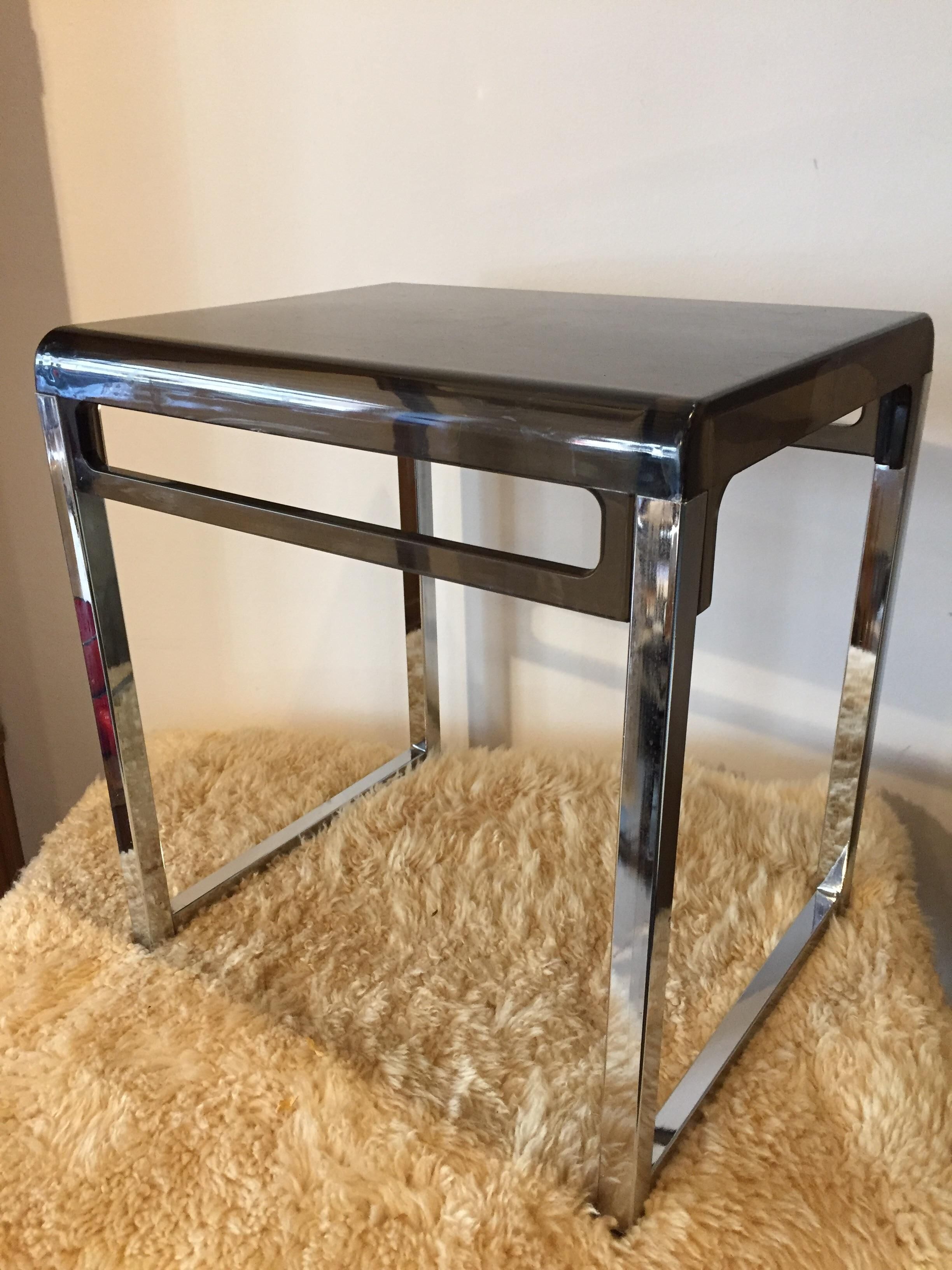 Small table in plexiglass