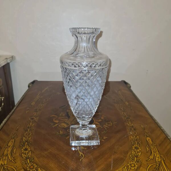 Cristallerie saint louis - vase balustre sur piédouche en cristal taillé en pointe de diamant signe