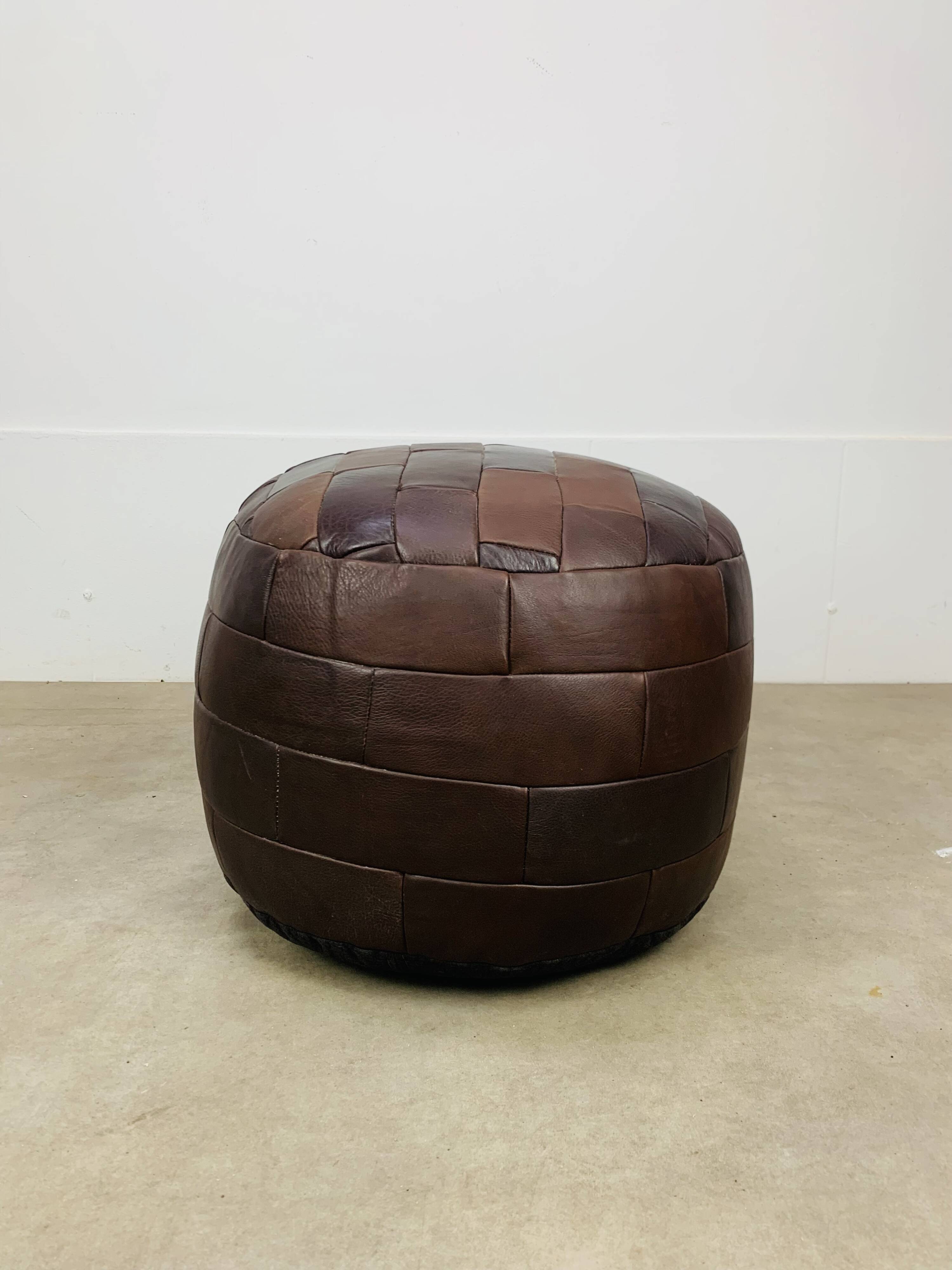 Pouf en patchwork de cuir dans le goût de De Sede, années 70