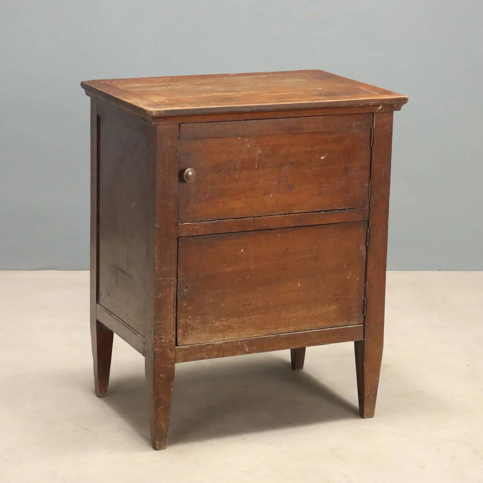 Directoire bedside table in walnut - Italy late 18th century