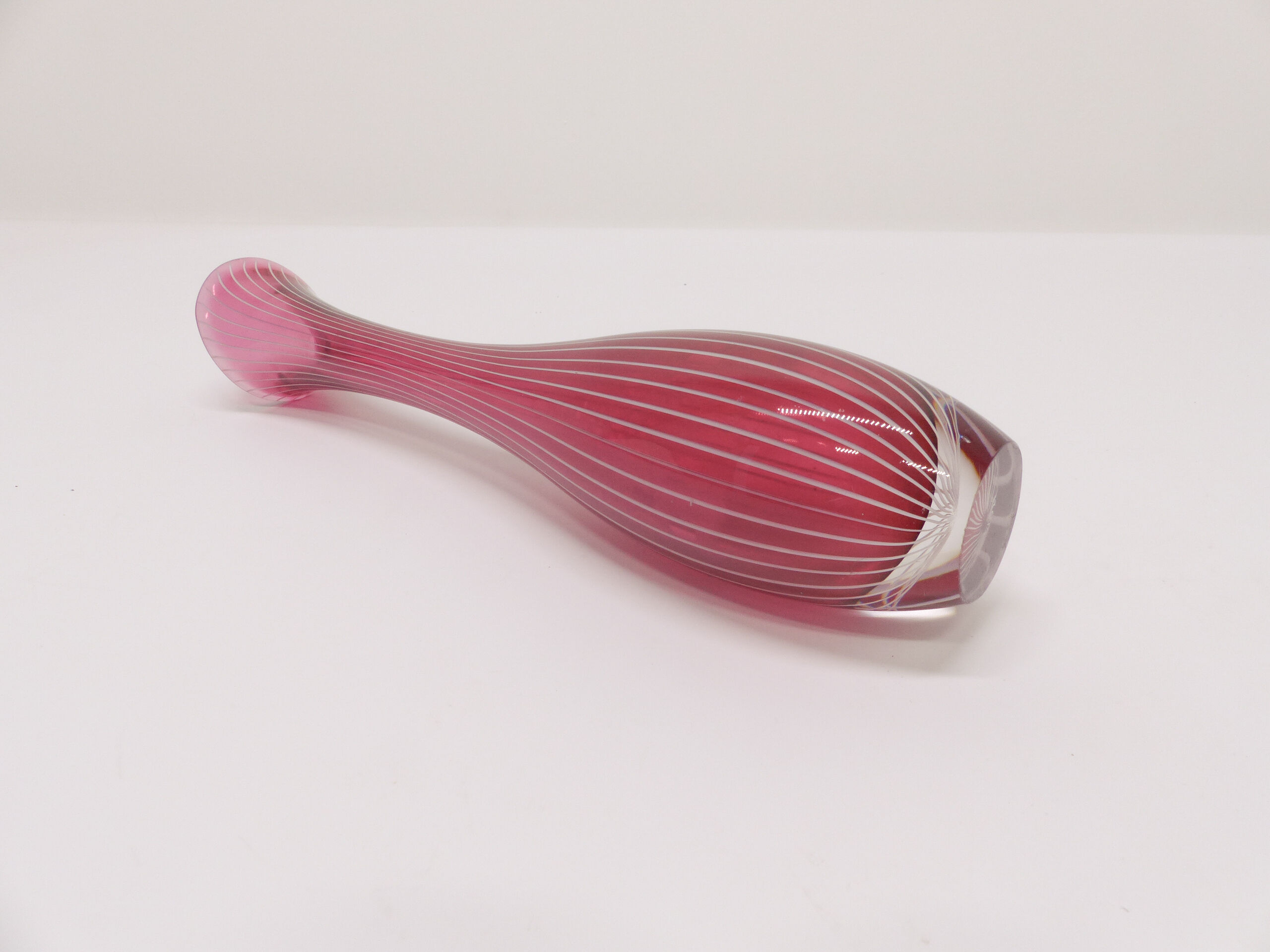 Scandinavian tulip vase in pink glass with fine white canes