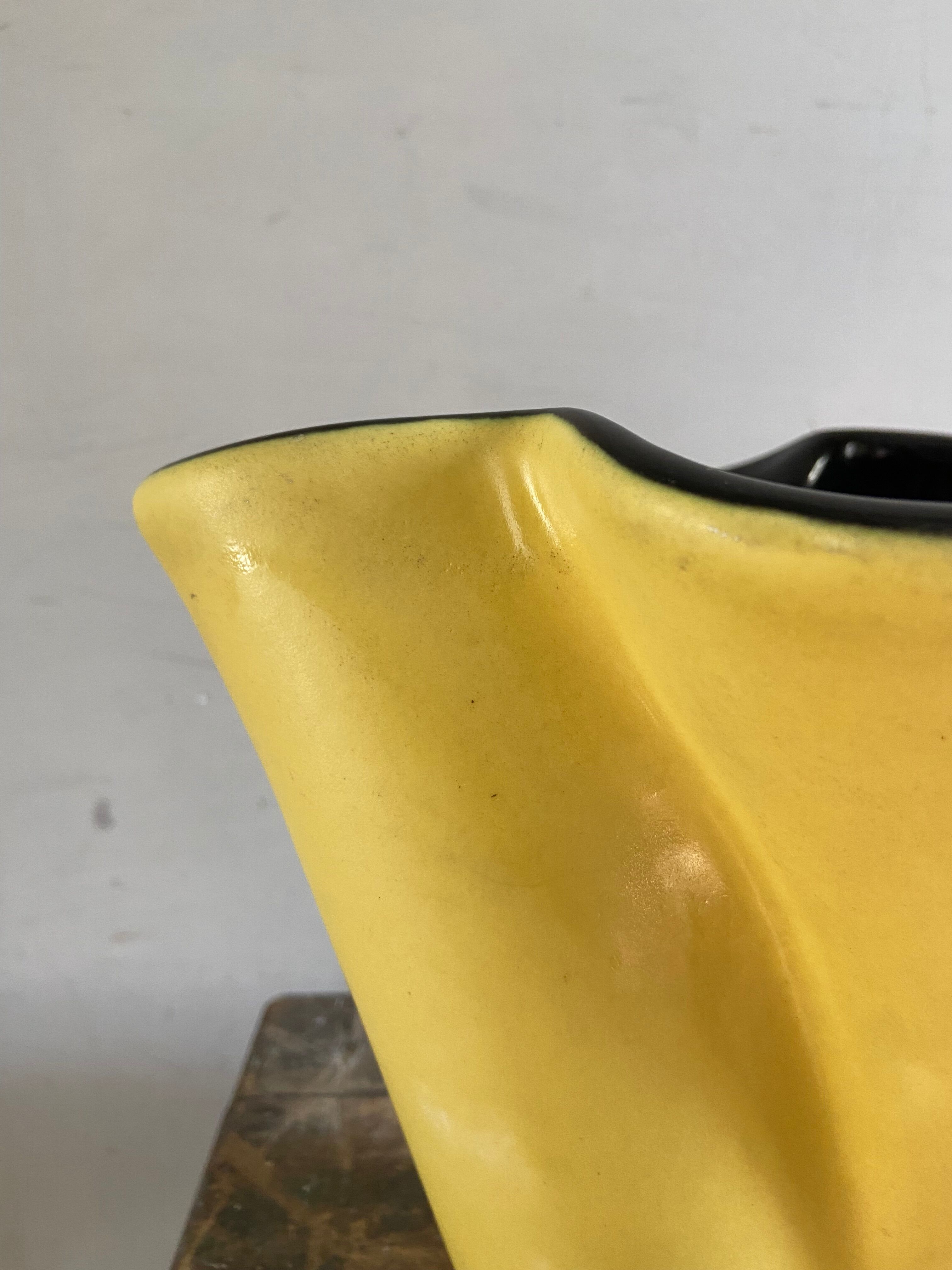 Elchinger corolla vase Yellow and black