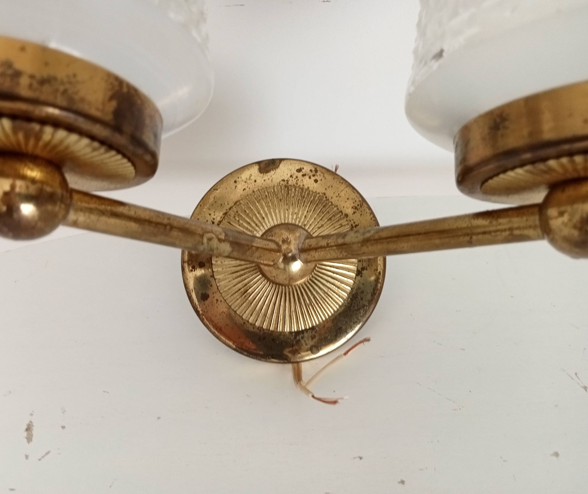 Pair of vintage double-light wall sconces in brass and etched glass from the 60s/70s.