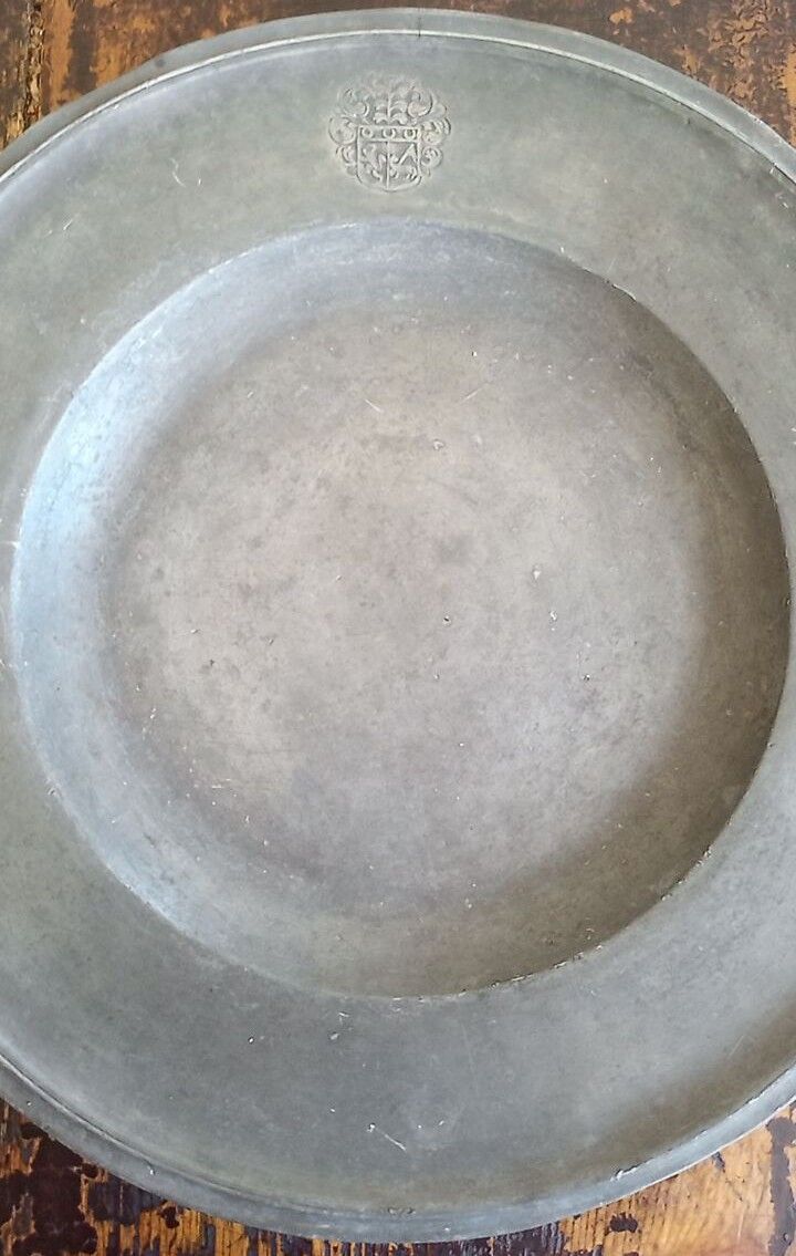 Dish called "à la cardinal" in 18th century pewter - 37.5 cm with coat of arms