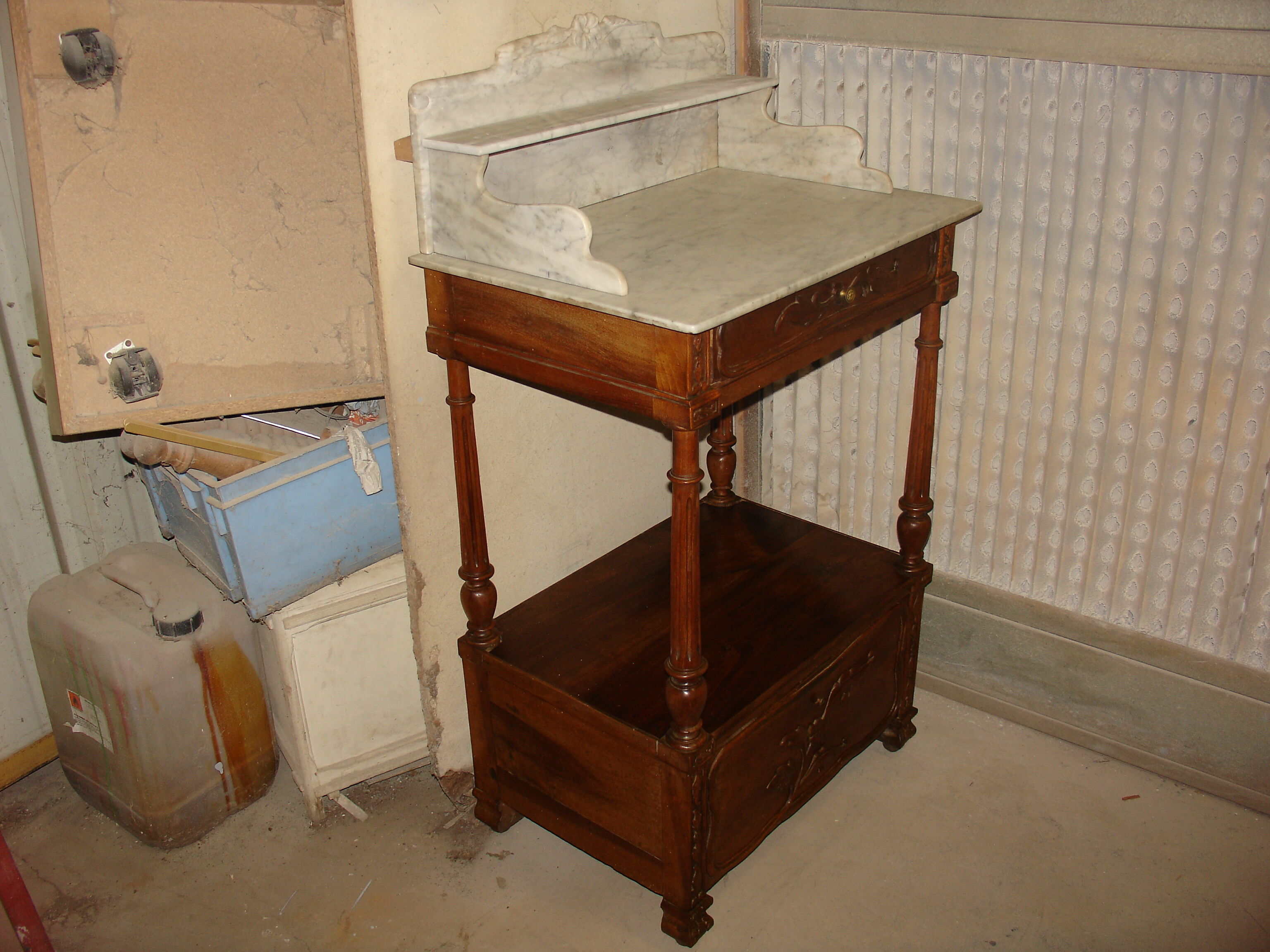 Dressing table and mirror in walnut, circa 1880