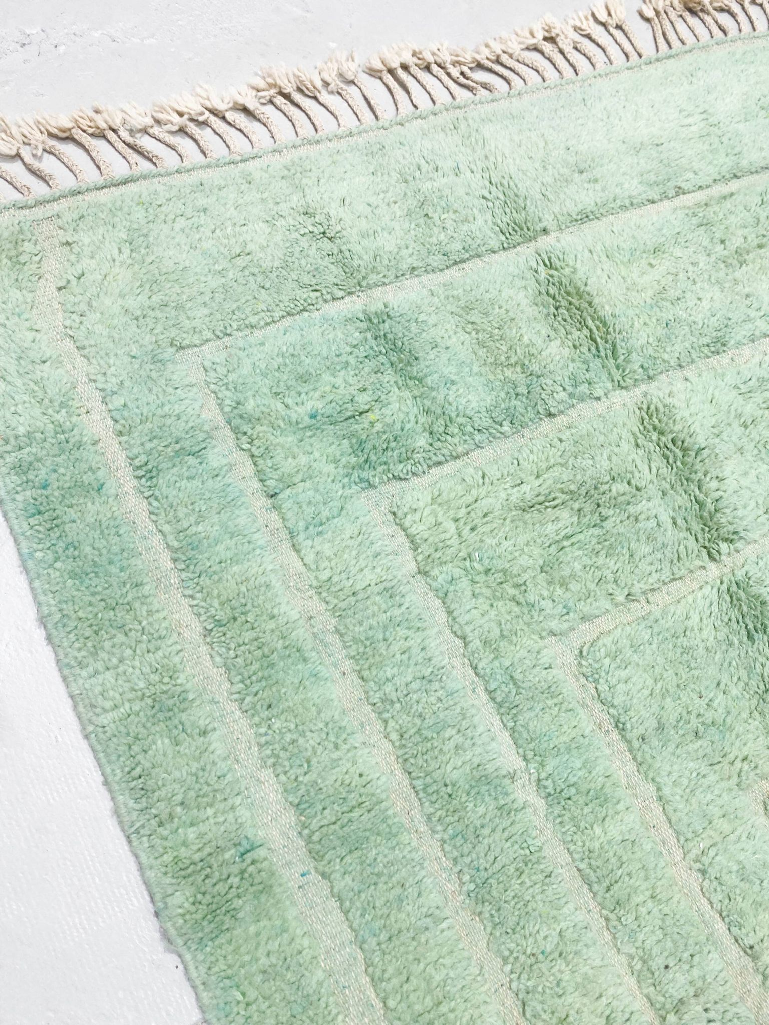 Tapis berbère marocain Beni Ouarain vert d'eau à motifs gravés 2,45x1,57m