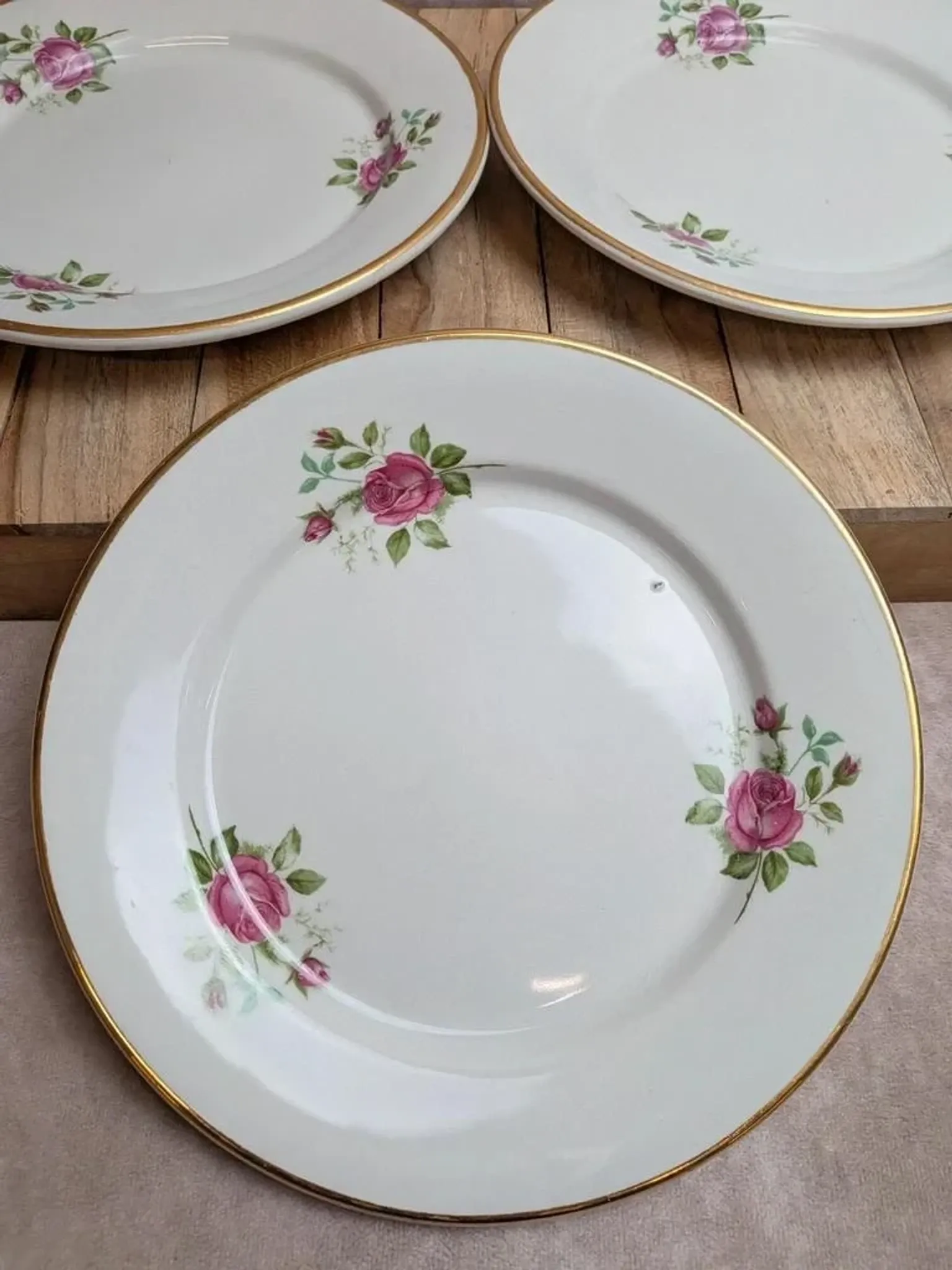 Set of 3 flat plates in fine earthenware from Gien – Rose decoration and gold rim – Vintage