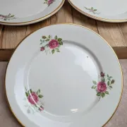 Set of 3 flat plates in fine earthenware from Gien – Rose decoration and gold rim – Vintage
