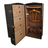 Travel trunk locker room