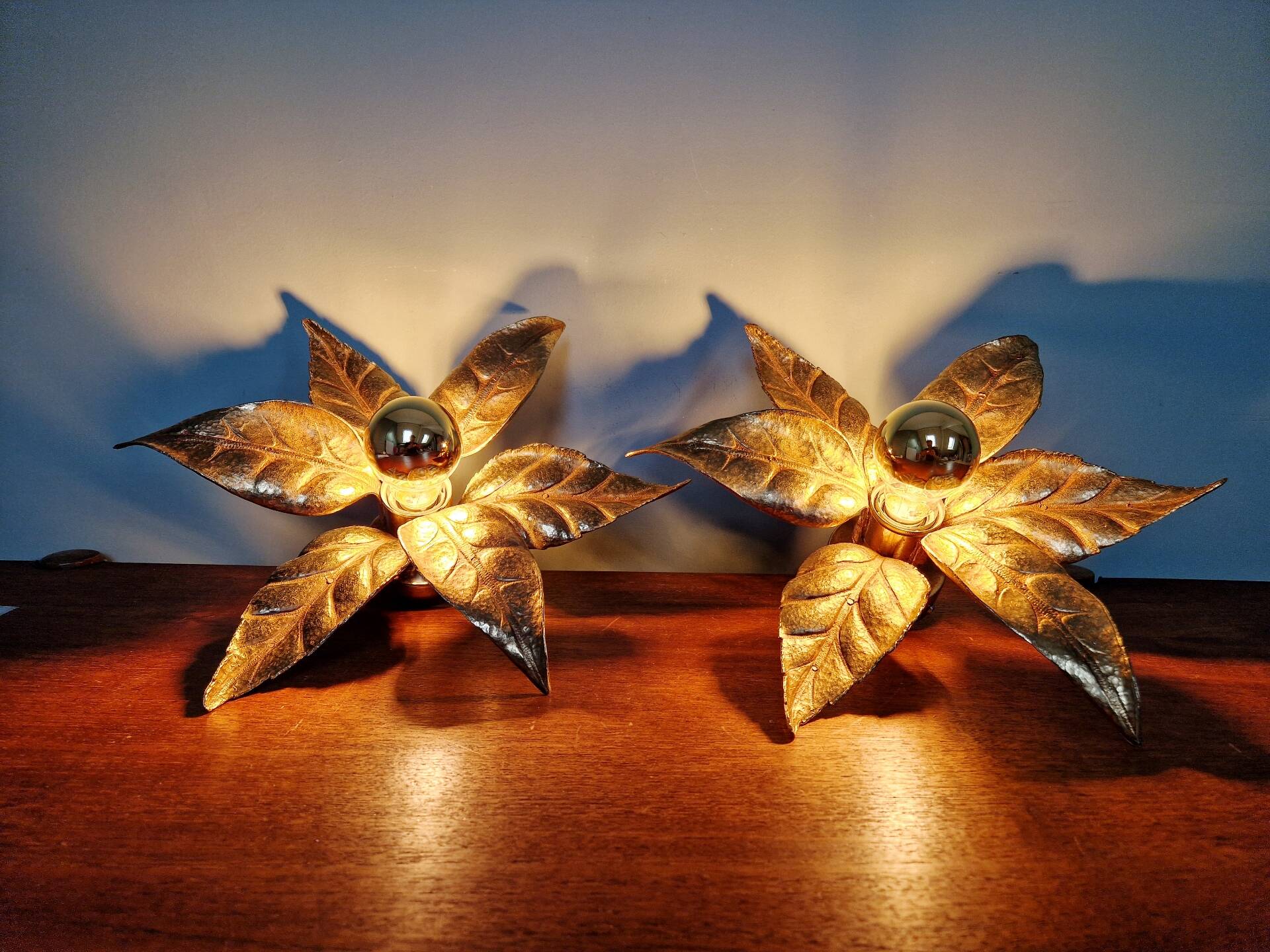 Pair of floral wall sconces in brass, design by Willy Daro, 1970.