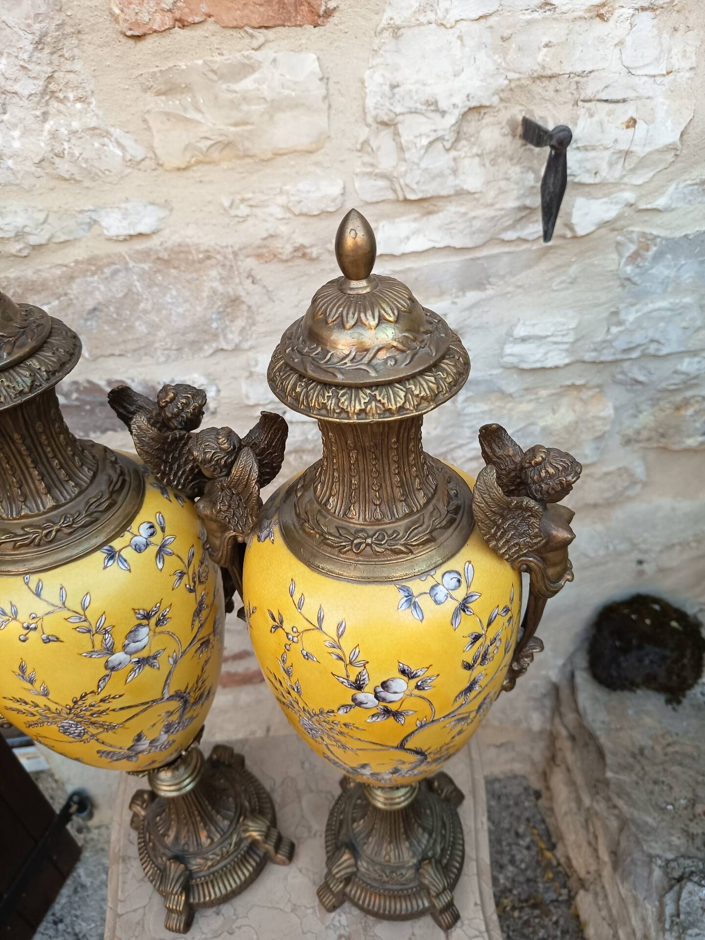 Paire de grands vases couverts - 60cm - faïence jaune