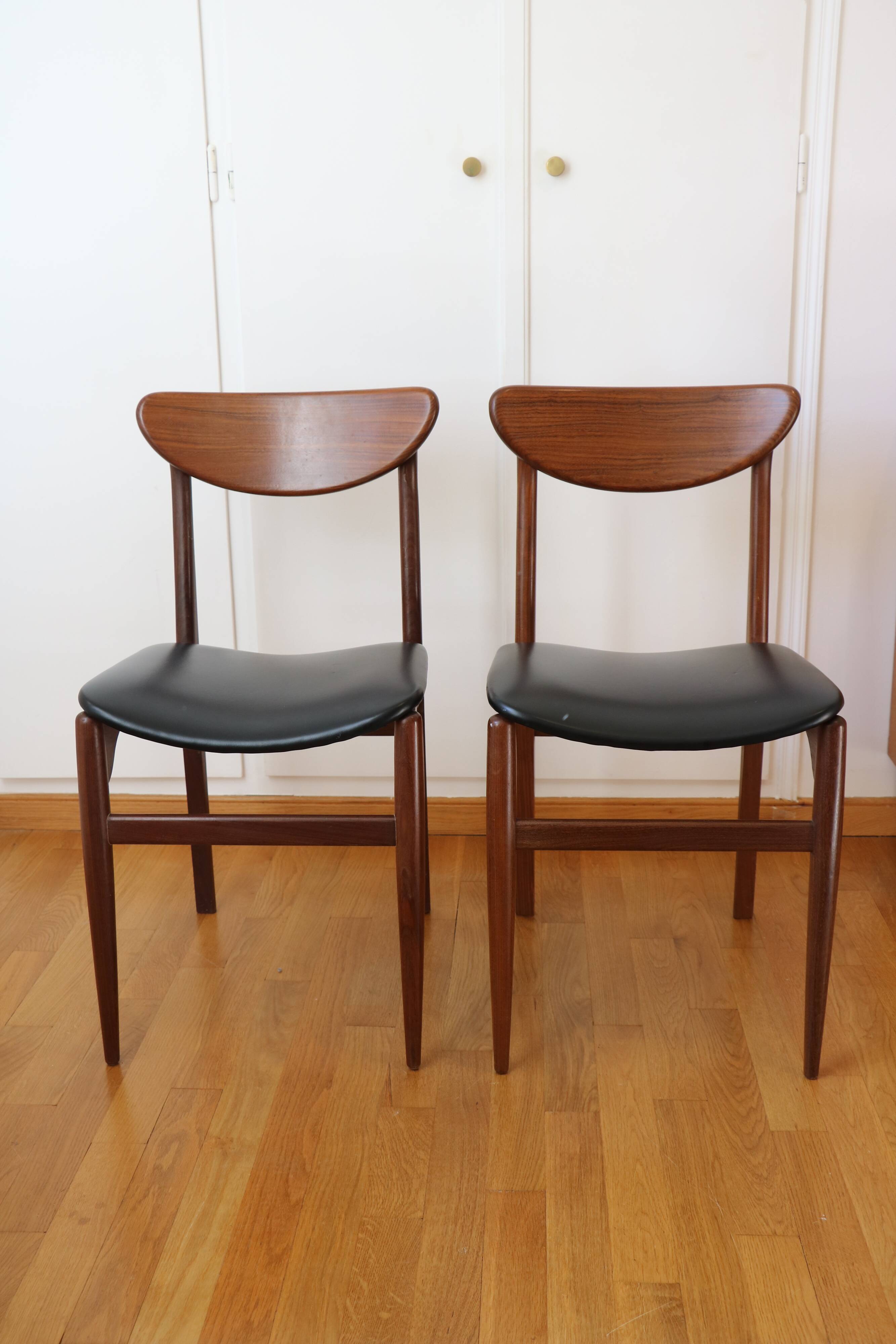 4 Scandinavian chairs in solid wood and black imitation leather