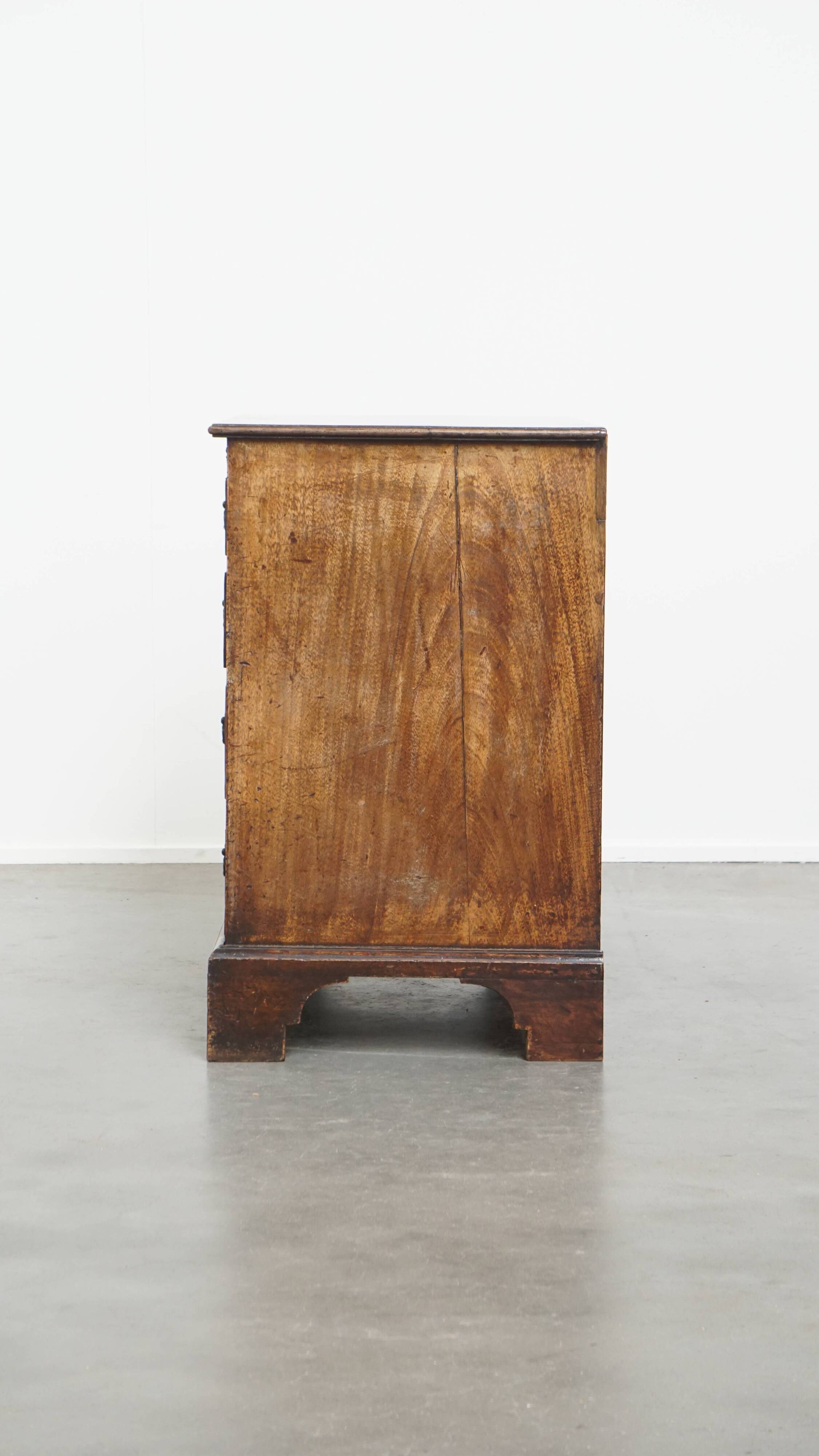 Antique 18th-Century English Chest of Drawers with Brushing Slide