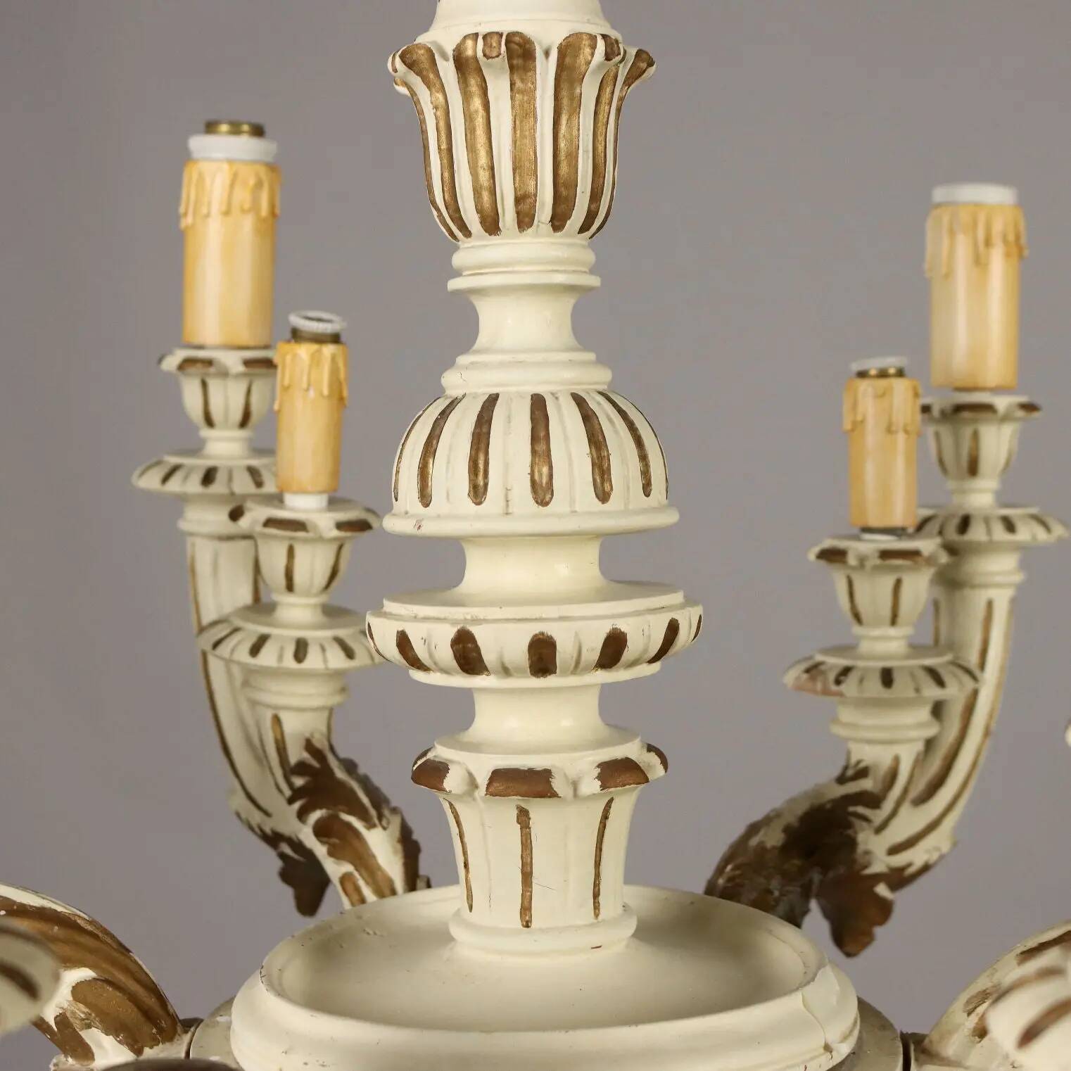 Antique chandelier in gilded and lacquered wood, Italy, 20th century.