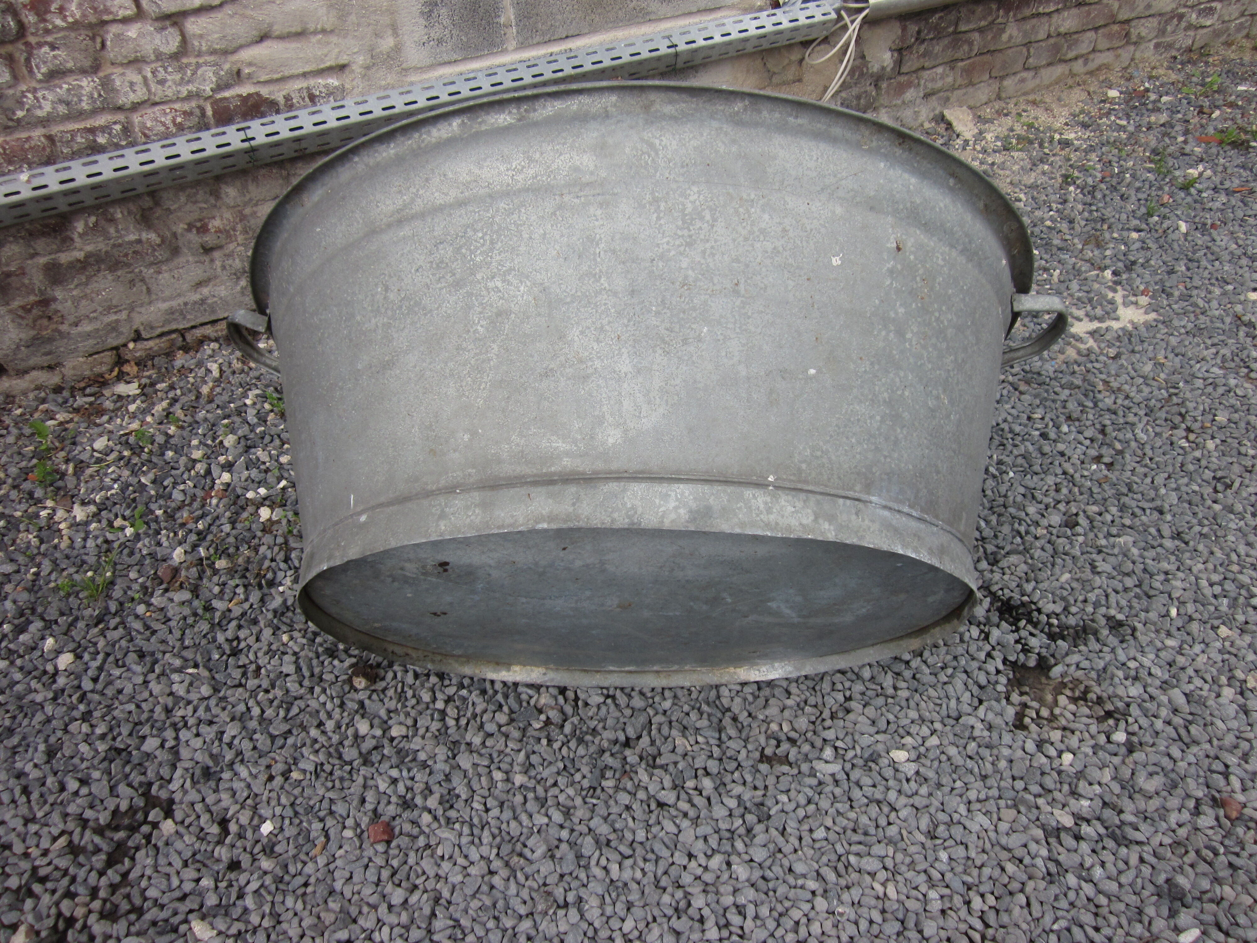 Oval zinc basin